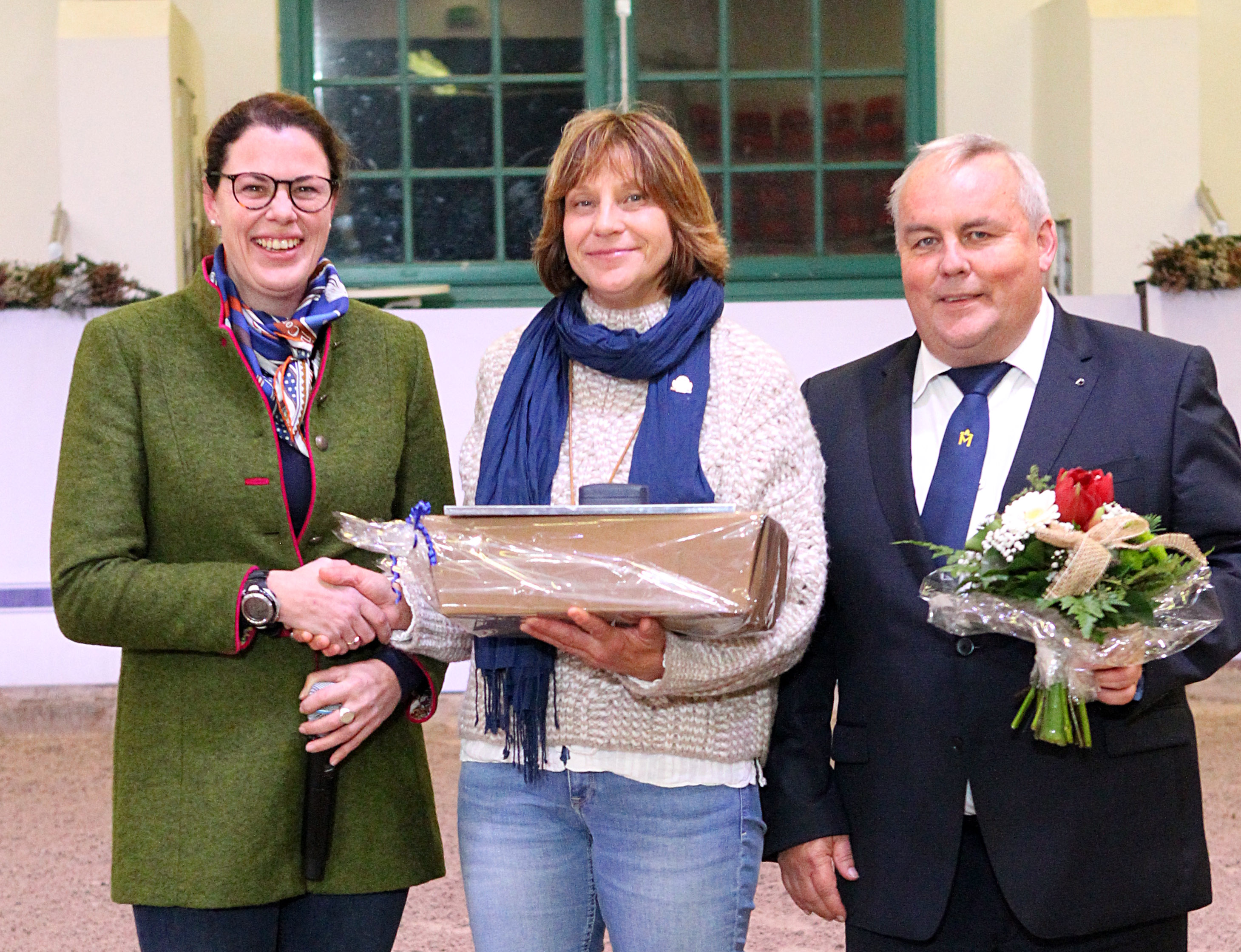 Für sein Jahrzehnte langes Engagement in Bewertungskommissionen des VPZMW erhielt Hans-Heinrich Brüning (oben) aus dem niedersächsischen Ochtmannien die Goldene Ehrennadel. Er bedankte sich am Mikrophon für die lange Zeit, die ihm viel Freude machte. Die Züchterin und Inhaberin des Pferdezucht- und Ausbildungsbetriebes in Karow, Sonja Osterberg (unten) erhielt die silberne Ehrennadel des VPZMV. Beide aus den Händen des Verbandspräsidenten Jörg Hasselmann und Zuchtleiterin Karoline Gehring . © J.Wego