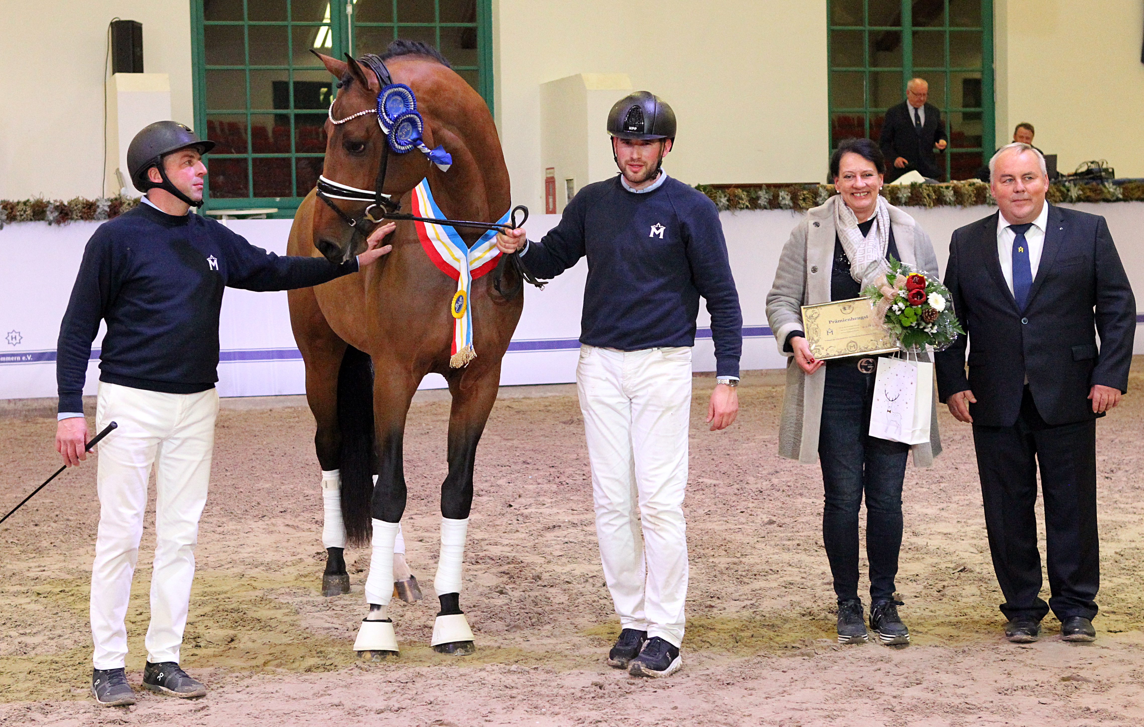 Kat.Nr. 50 - Dressur 1. Reserve, Hannoveraner (173cm) von Zoom / Fürst Nymphenburg (A.: Gefion Teichert, Wildeshausen; Z.: Günter Röhrich, Neustadt). © J.Wego