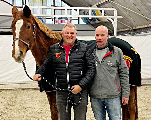 Luisa von Lord Kemm wenige Tage vor ihrem 30. Geburtstag mit ihrem Besitzer Dirk Dassel, dem Inhaber des Gestütes Sonnenhof aus Satow (l.) und ihrem Züchter Rüdiger Tremp. © privat
