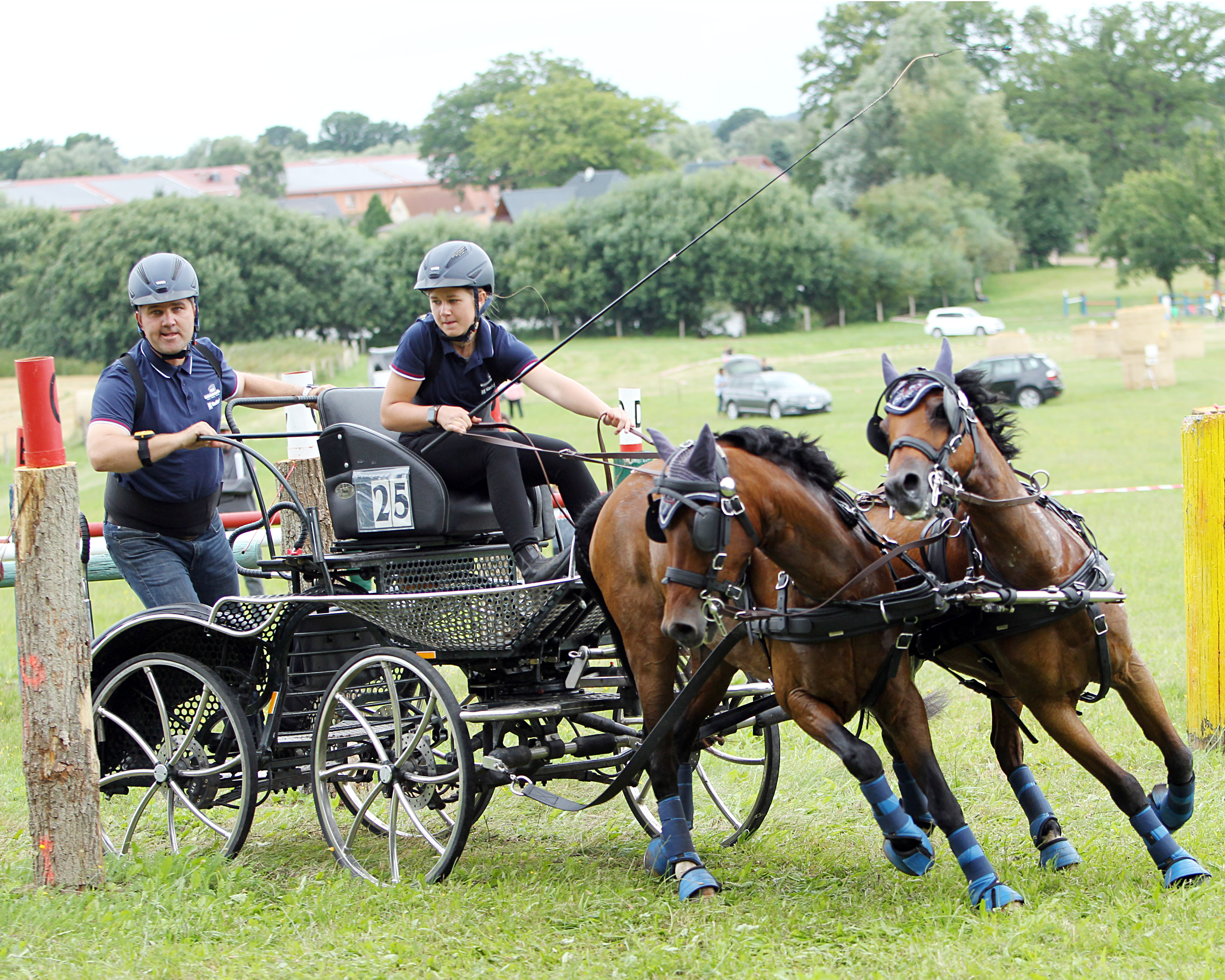 Der Vater war 2024 Deutschlands sechstbester Vierspänner-Fahrer, die Tochter nimmt unter den deutschen Top-100 Pony-Zweispänner-Fahrern Rang 31 ein. Das Foto zeigt Michele Schildt mit Vater Marion 2021 im Gelände von Bollewick. © J.Wego