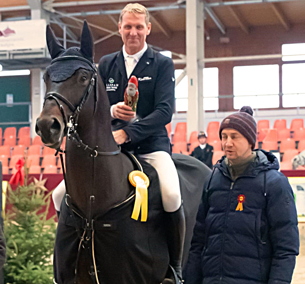 Turnierleiter Günter Stübing gratuliert André Thieme zum Sieg. © KaLo