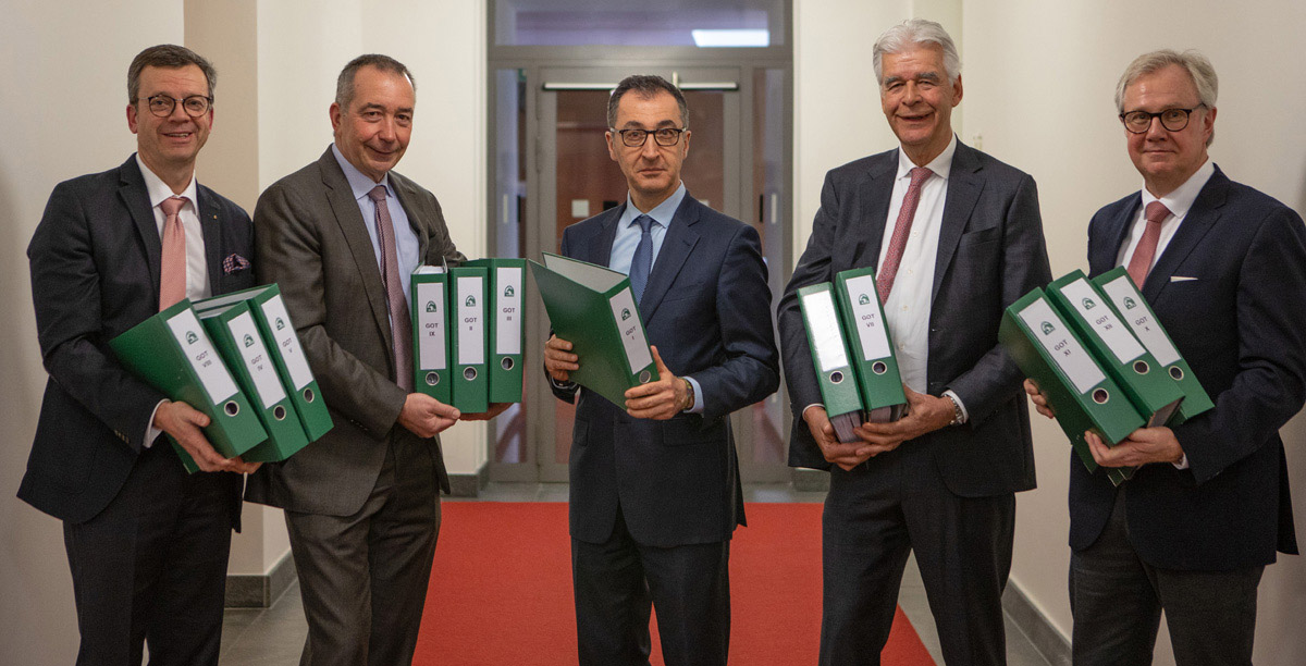 Bereits im März 2024 haben führende Vertreter der FN rund 100.000 Online-Unterschriften gegen die GOT in Berlin an den für die GOT zuständigen Bundeslandwirtschaftsminister Cem Özdemir (Mitte) übergeben. Foto: FN/Nina Böker