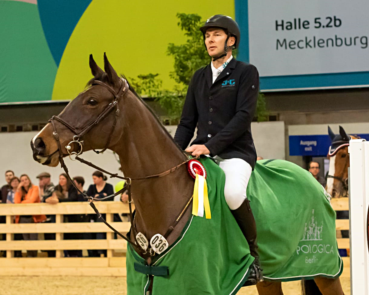 Große Freude im Hause Ebel-Jürgens und bei den Züchtern Anne & Olaf Mattig aus Penzlin über den Sieg ihrer Stute Chaccolina im Großen Preis. © KaLo