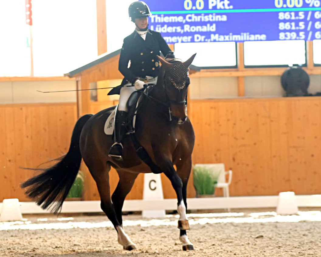 Siegerin in der Hauptprüfung, dem Kurz Grand Prix, wurde Alina Röhricht aus Dortmund mit der 11-jährigen Stute Nonina (v. Negro). © KaLo
