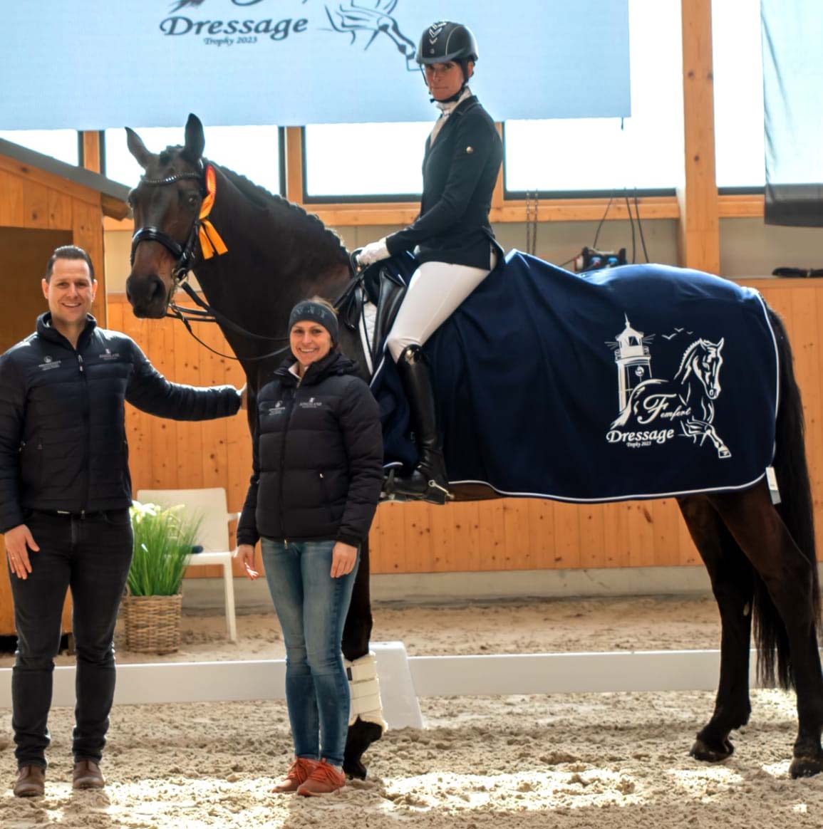 Das Ehepaar Femfert gratuliert Andrea Elsholz zum Sieg in der Qualifikation zur Femfert Dressage Trophy 2025. © KaLo
