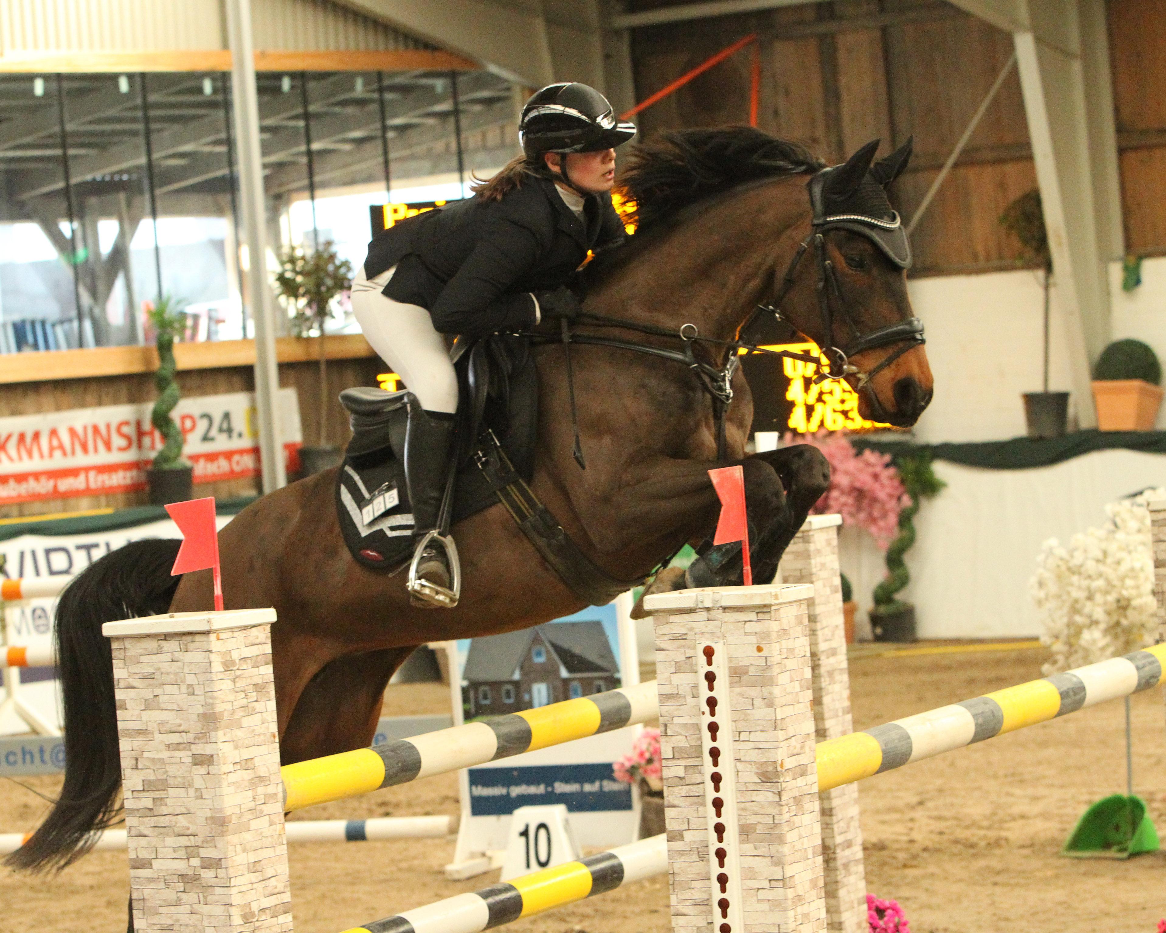 Nachwuchsreiterin Amelie aus Torgelow, die für RSV Polzow reitet, ist in blendender Form und gewann mit der 11-jährigen Mecklenburger Stute Denise (v. Diarano) das Hauptspringen der Klasse M. © J.Wego