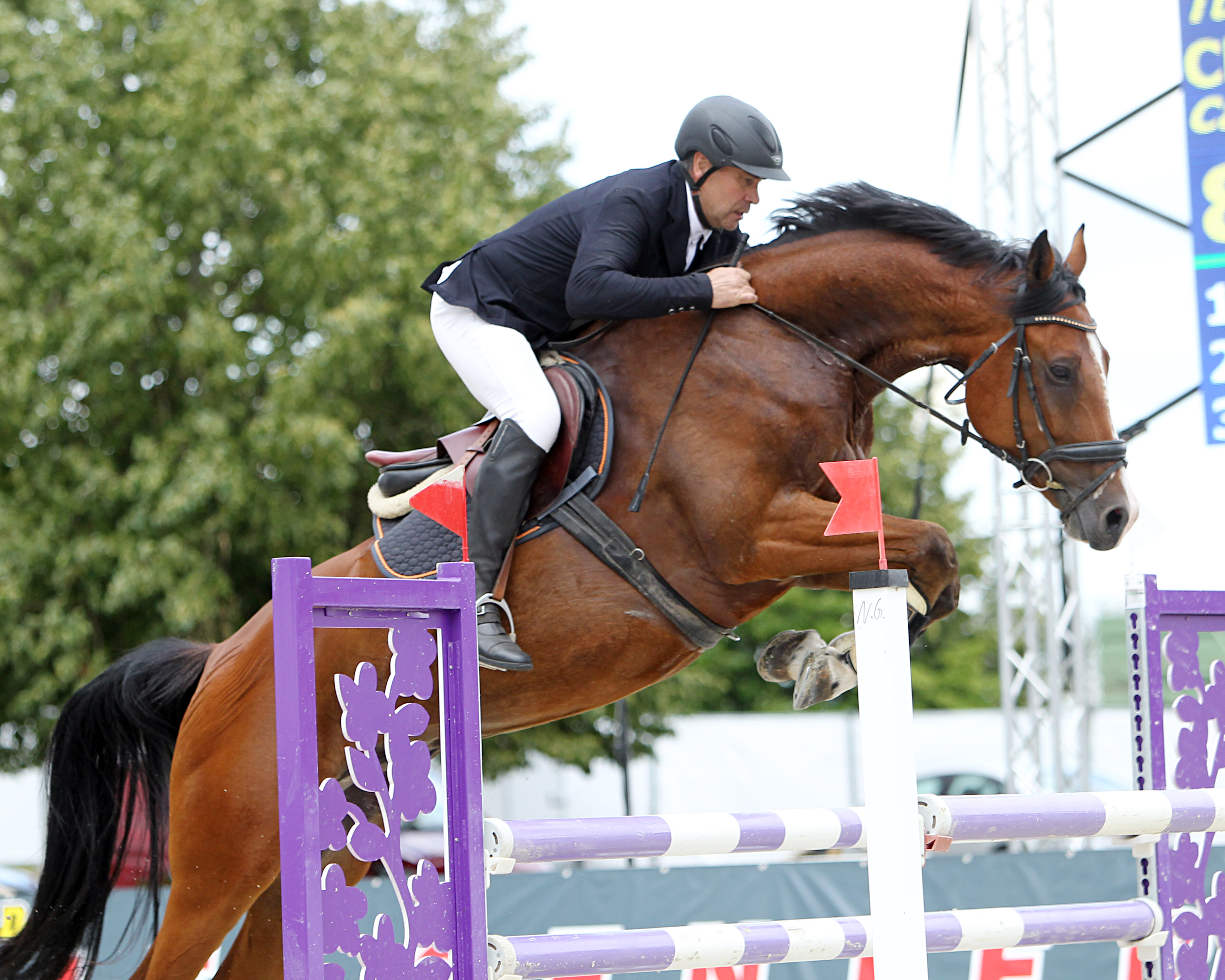 Turnierleiter Karsten Krohn, gerade vom Hallenturnier in Polzow nach Hause zurückgekehrt, lädt zum Reitturnier am 10. Mai auf seinem Reiterhof in Ludwigshof bei Ahlbeck ein. Das Foto zeigt ihn mit seinem selbst gezüchteten Charleston Lu, mit dem er 2023 Vizemeister bei den Amateur-Springreitern über 40 Jahre wurde und im vergangenen Jahr in Ludwigshof das Hauptspringen der Klasse M gewann. © J.Wego