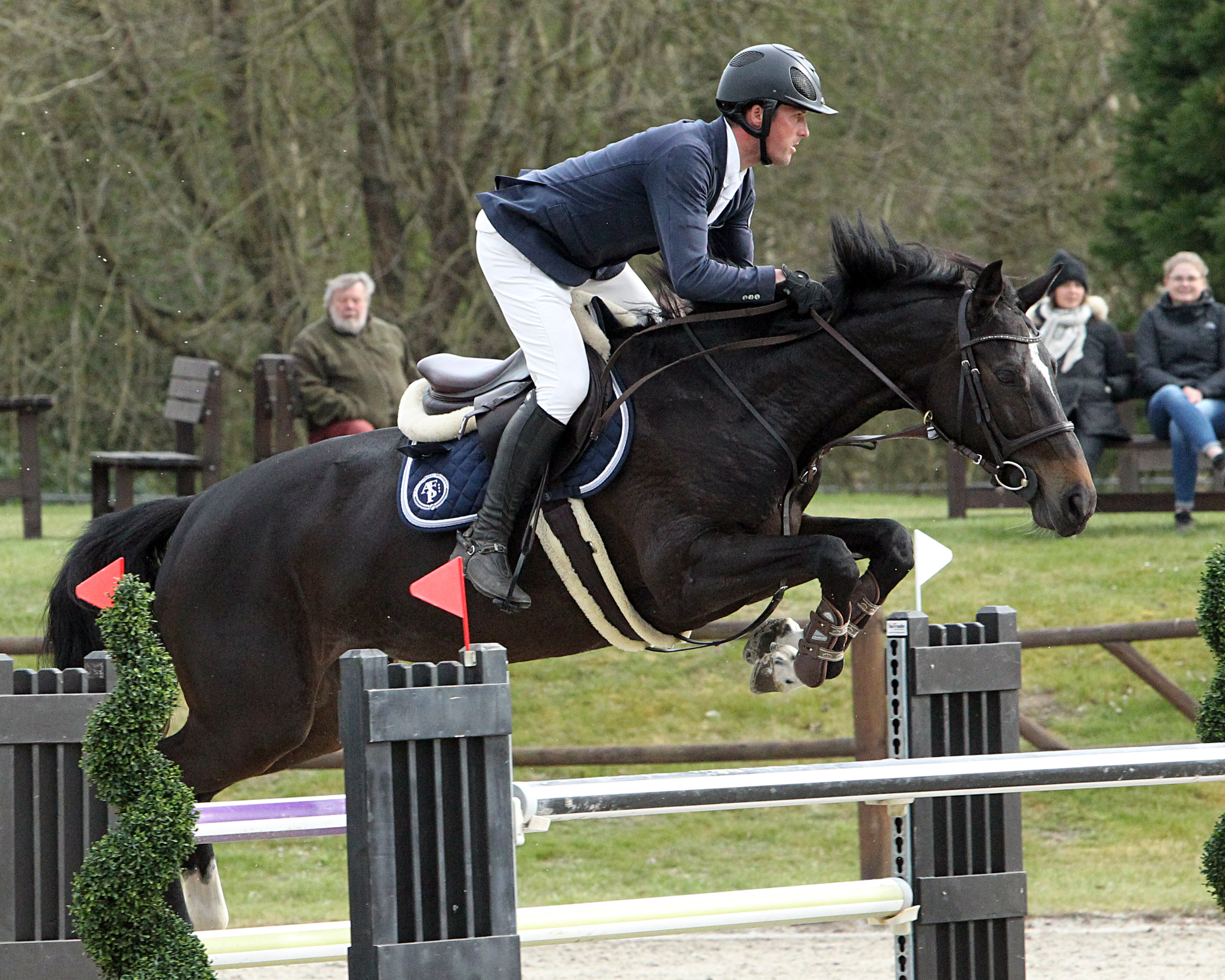 Auch Philipp Makowei aus Gadebusch kam zu einem Sieg in einem M1*-Springen auf der 8-jährigen Dominziana del Zietlitz Z (v. Dominator Z). © J.Wego