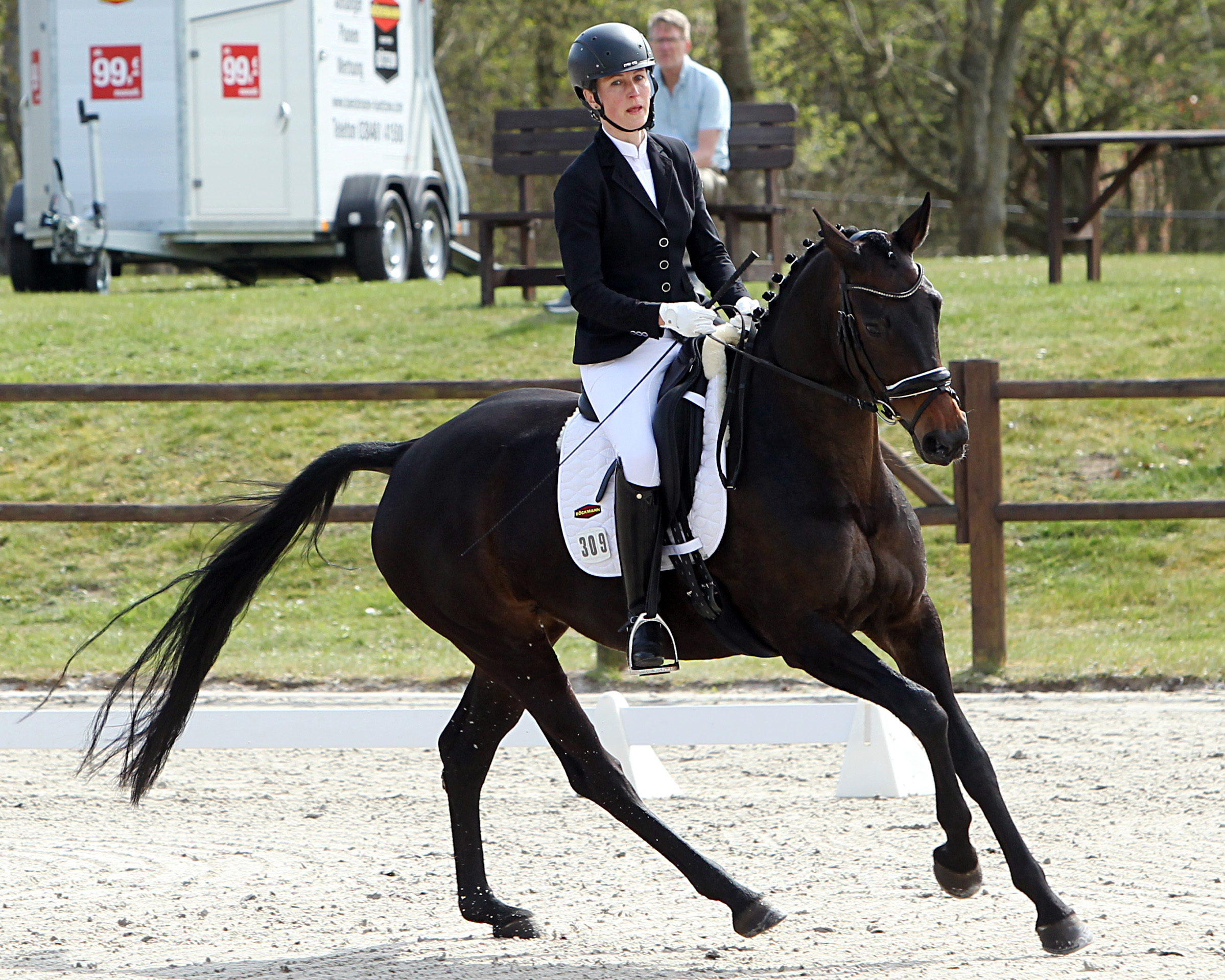 Christina Schulz aus Bützow siegte mit der 8-jährigen Stute Danza Mi in der Dressurreiterprüfung Klasse L und wurde in der L7 Zweite. © J.Wego
