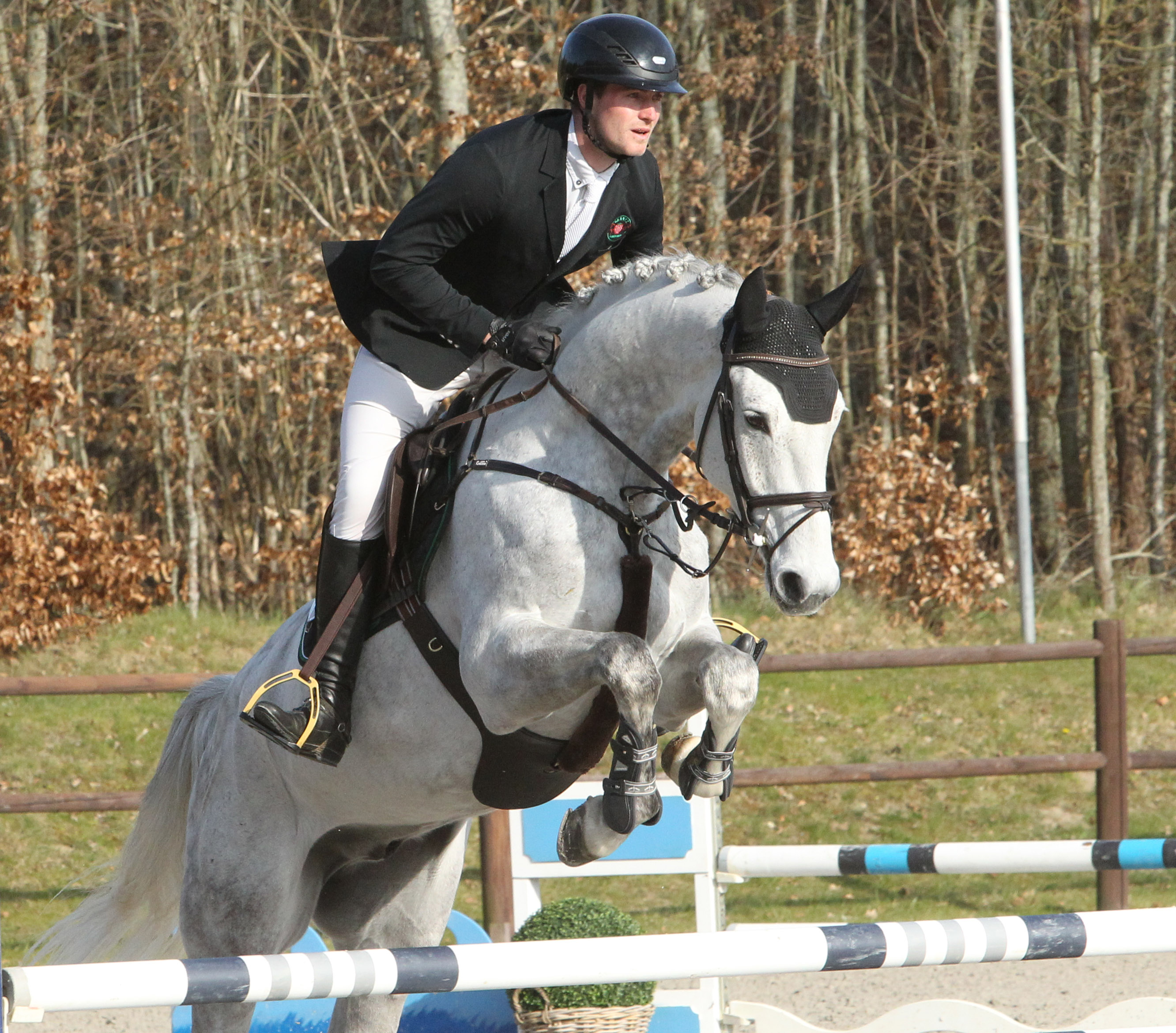 Zu zwei Siegen in den Springpferdeprüfungen kam Wille Franke, der als Bereiter in der Reitanlage Hohen Wieschendorf tätig ist (das Foto zeigt ihn mit Cooper EG). © Archiv Wego