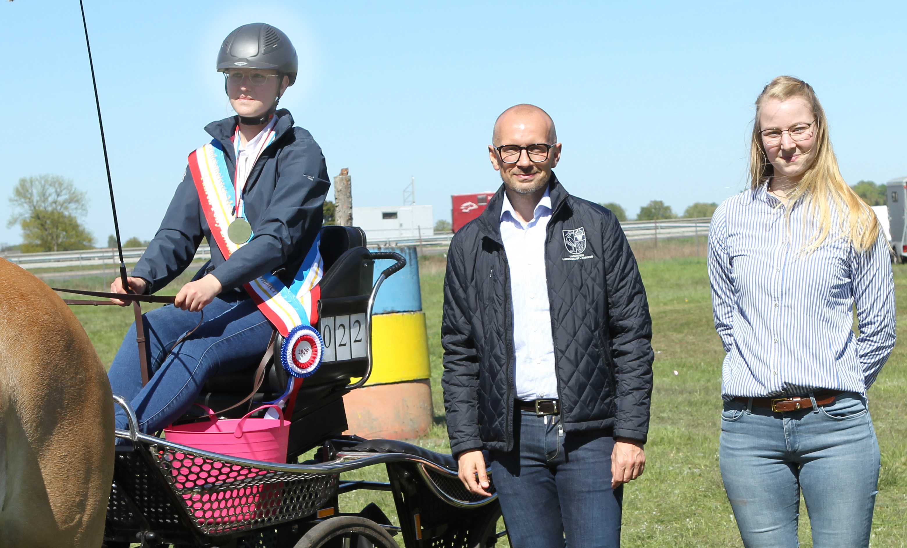 Landrat Stefan Sternberg (Ludwiglust-Parchim) und Landes-Jugendwartin Henriette Rodi statteten dem Fahrturnier einen Besuch ab und gratulierten Sieger und Platzierte der Landesmeisterschaft, so auch Pony-Landesmeisterin Nele Huse. © J.Wego