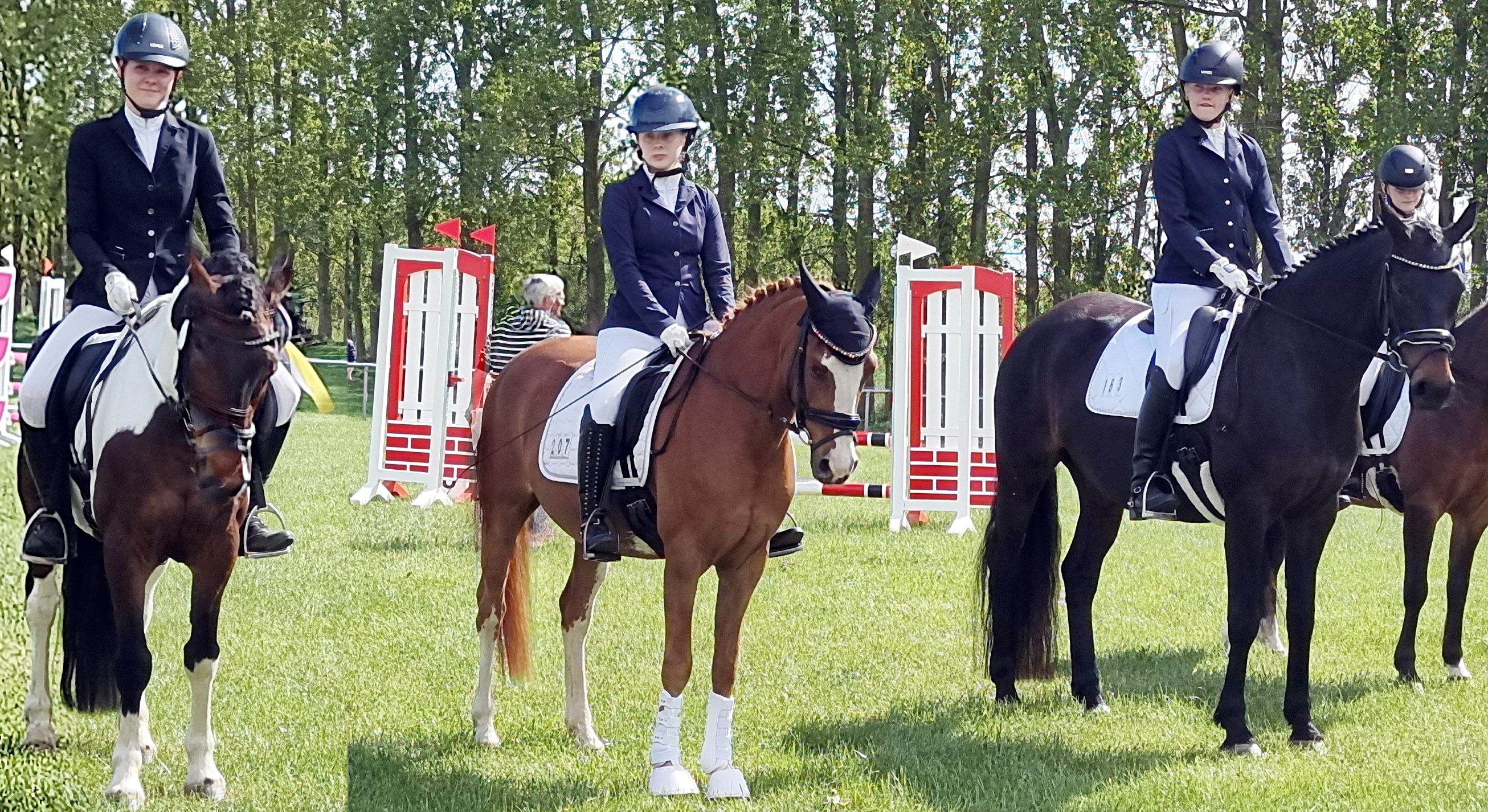 Den 2 bis 4. Platz der E-Dressur E7 nehmen Jonna Betty Ziche (Parkentin) mit Carlo, Hanna Koper (Dummerstorf) mit HJ Honeybee und Jana Selck (Kühlungsborn) mit Excellencia ein. © J. Wego