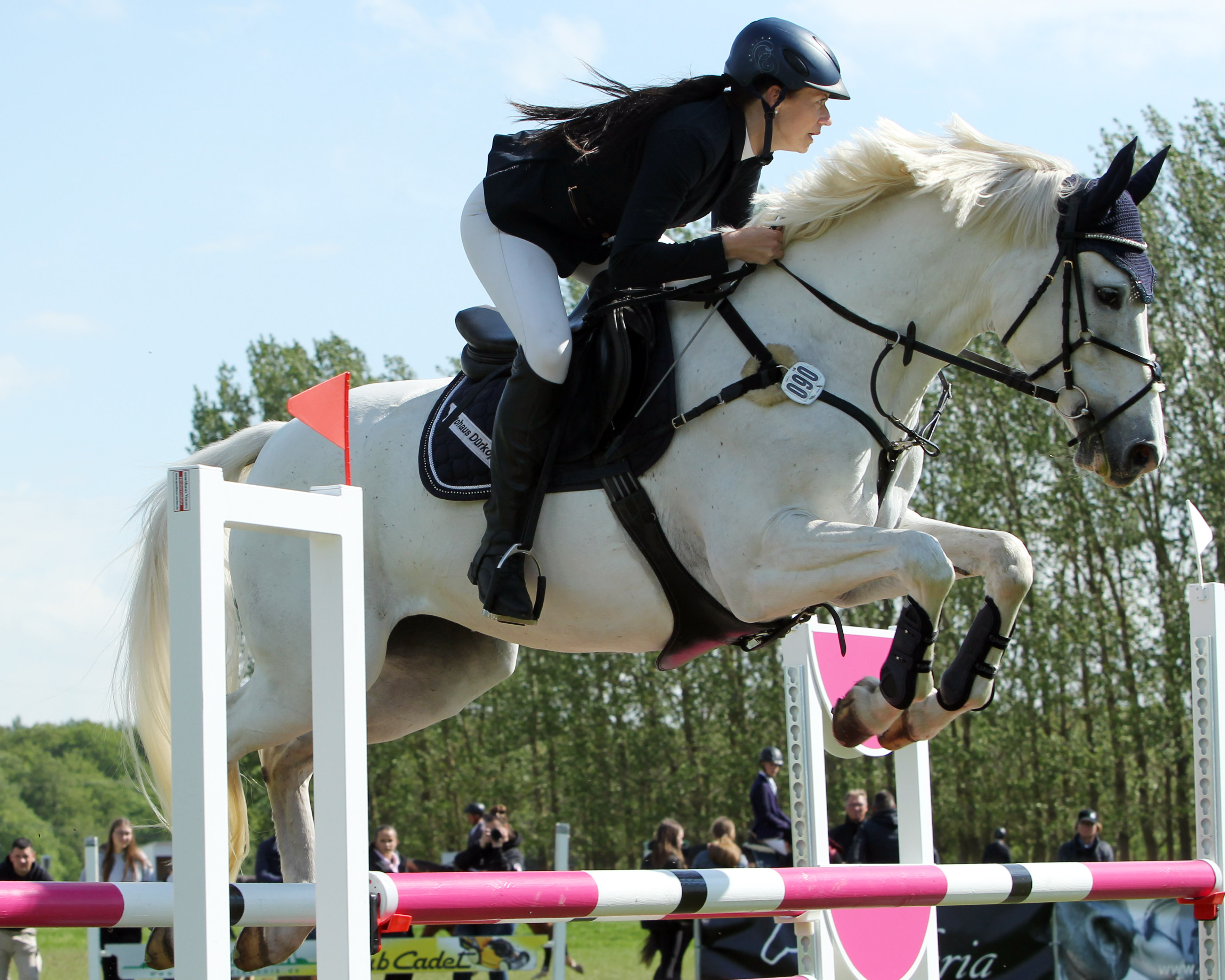 Lisa Rohde (Steinhagen) wurde im Stechen auf Come on Girl nur knapp von Florian Villwock geschlagen und gewann zuvor das L-Punktespringen vor Florian Villwock und Arizona. © J. Wego