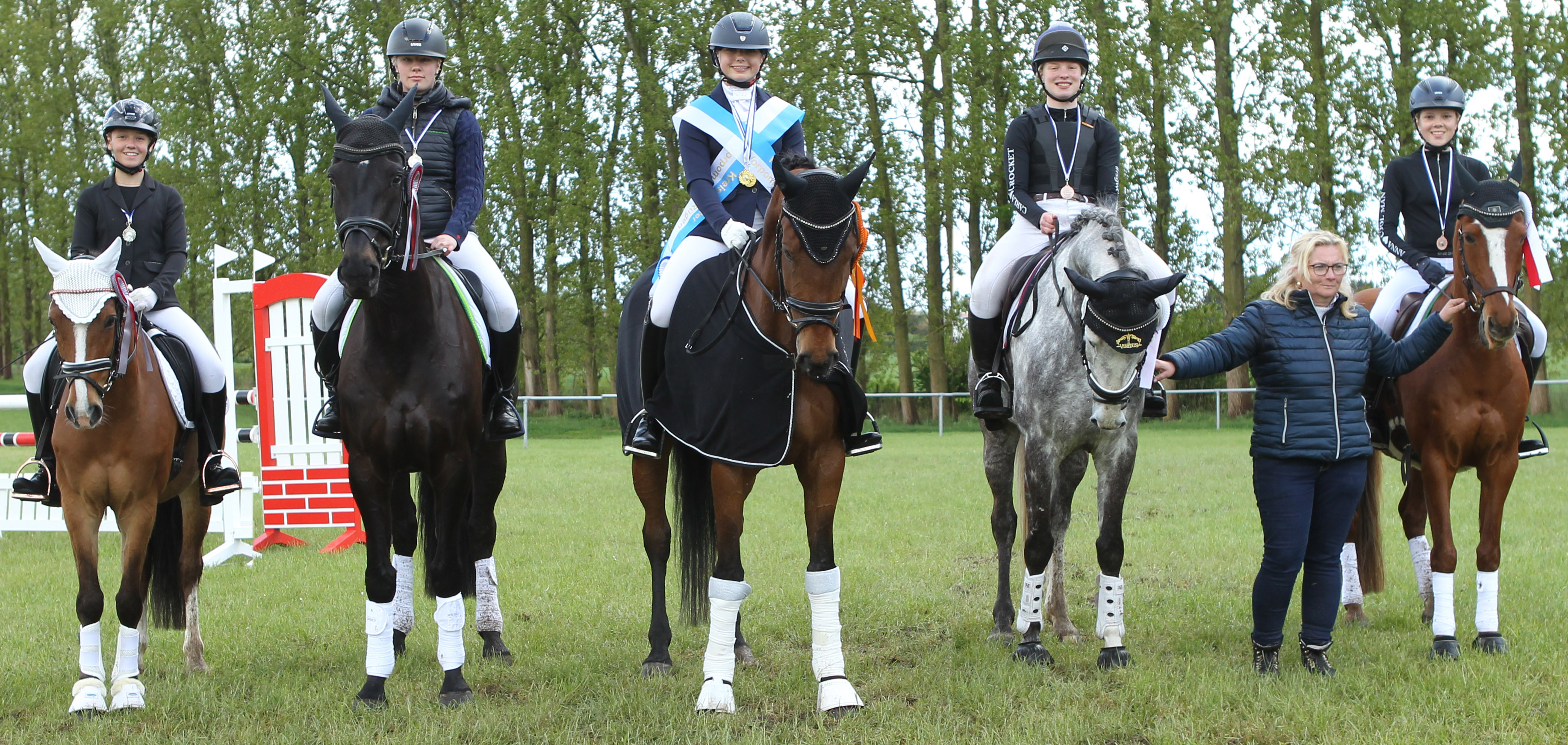 Auch die Kreismeister des Landkreises Vorpommern Rügen wurde im Rahmen der Wöpkendorfer Vielseitigkeit ausgetragen. V.l.: Marie Christin Burr (RFV Marlow) mit Heitholms Champion Chin (Silber U16), Maja Lina Rohlfing (RSG Wöpkendorf) mit Diandra K (Silber Ü18), Mara Hartmann (RSG Wöpkendorf) mit Camira P (Gold Ü18 und mit Pipi Langstrumpf @ Little Uncl (Gold U16), Carla Witting (RSG Wöpkendorf) mit Crocket (Bronze Ü18) und Anna Maria Rohlfing (RSG Wöpkendorf) mit Cool Man (Bronze U16). © J. Wego