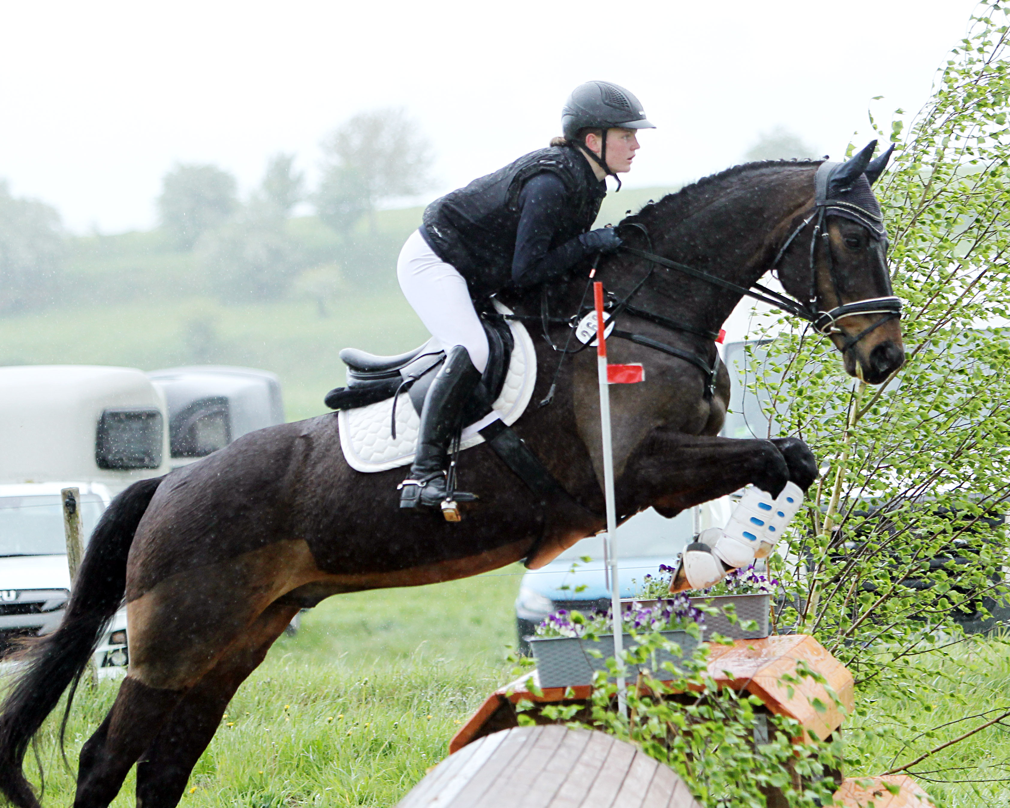 Leoni Schulz (Insel Poel) hat mit Monte Gino FS den Stilgeländeritt Klasse A und die Kombinierte Prüfung Klasse A aus Dressur, Stilspringen und Stilgeländeritt gewonnen. © J. Wego