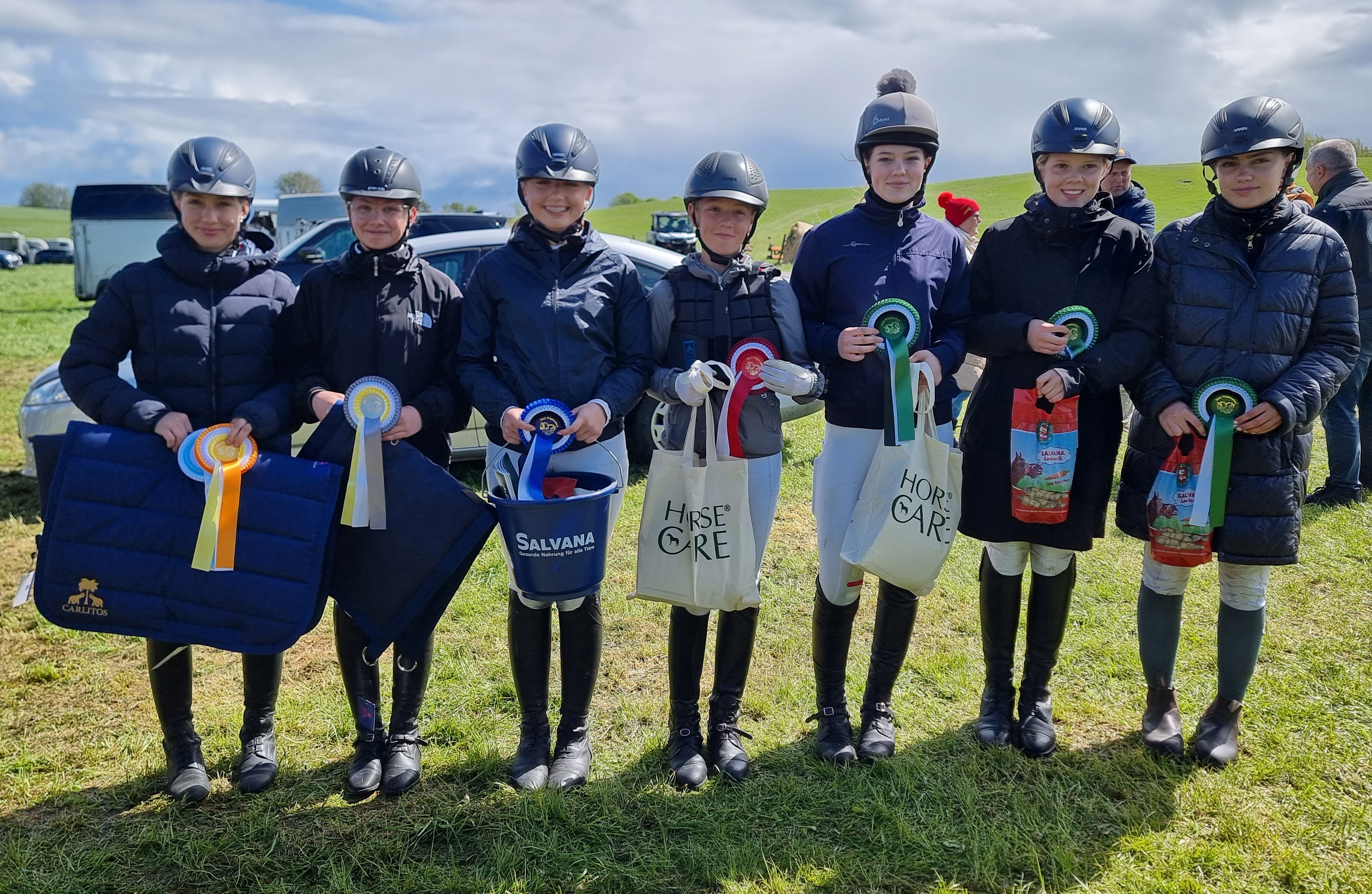 Die Platzierten jungen Reiterinnen in der Kombinierten Prüfung Klasse E: v.l. Lilly Charlott Hagemann (RV Zehlendorf-Recknitztal) Leyla Both (Parkentiner RV Am Hütter Wohld), Lilly Charlott Hagemann (RV Zehlendorf-Recknitztal) Mara Hartmann (RSG Wöpkendorf), Marie Christin Burr (RFV Marlow ), Lindsay Schietzel (RFV Pötenitz u.Umg.), Anna Maria Rohlfing (RSG Wöpkendorf) und Isabella von Maydell (RSG Wöpkendorf).