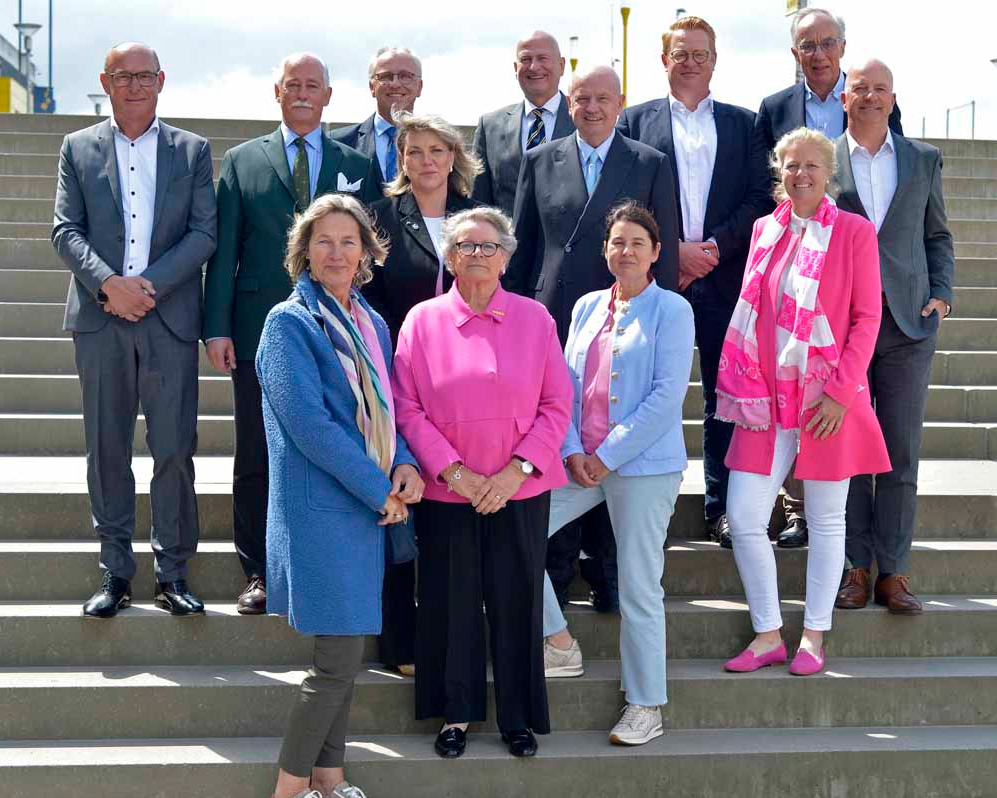 (1) FN-Präsident Martin H. Richenhagen (2.v.l.) mit dem Geschäftsführenden Vorstand Dr. Klaus Miesner, Dr. Dennis Peiler und Vanessa Richwien (v.l.). (2) das neu gewählte/ bestätigte Präsidium der FN (c) Schupp