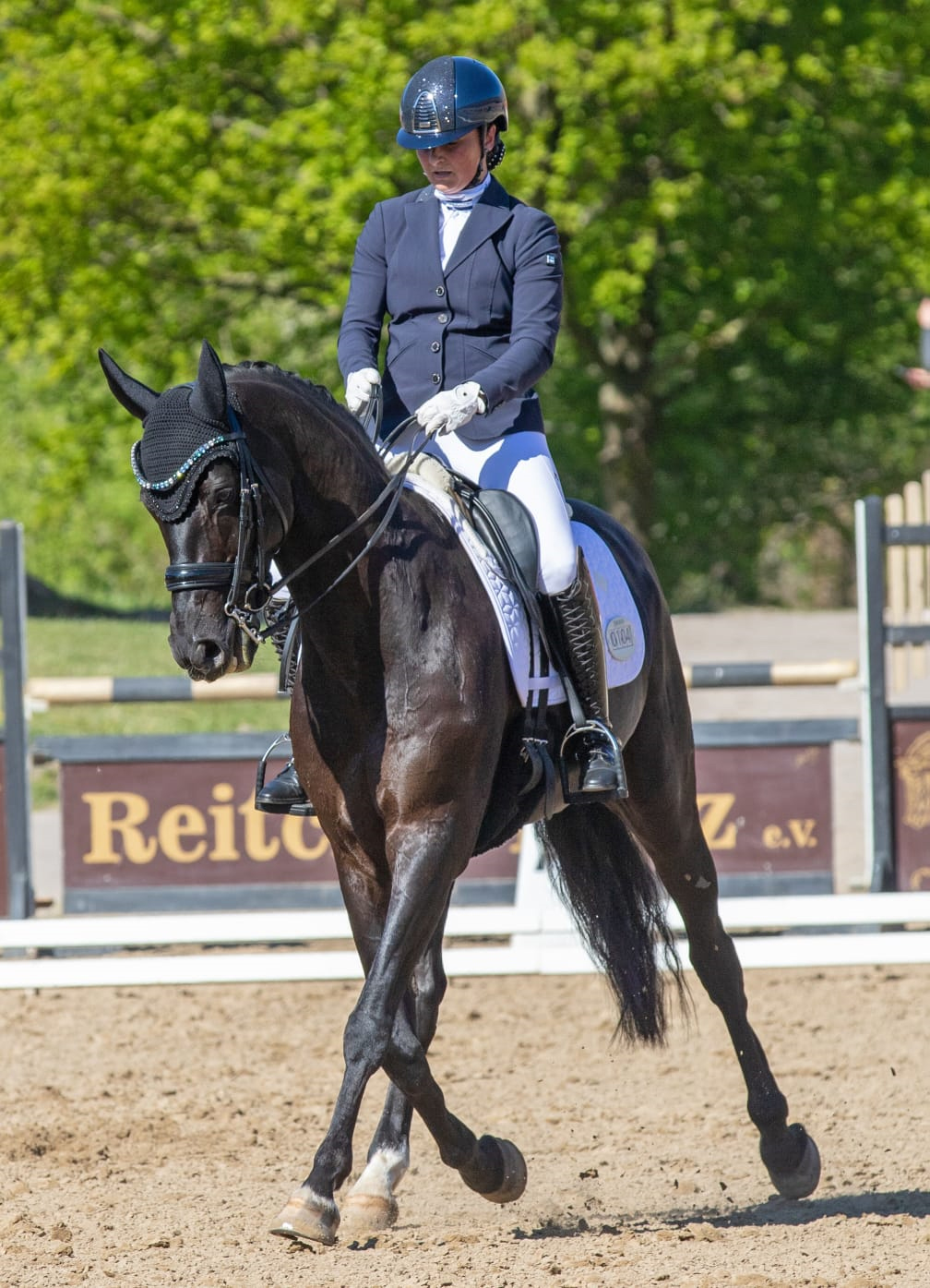 Susanne Voß vom Trainingsstützpunkt Reiten Güstrow hat mit dem 10-jährigen Senzai die M-Dressur M11 in Reez gewonnen. © KaLo