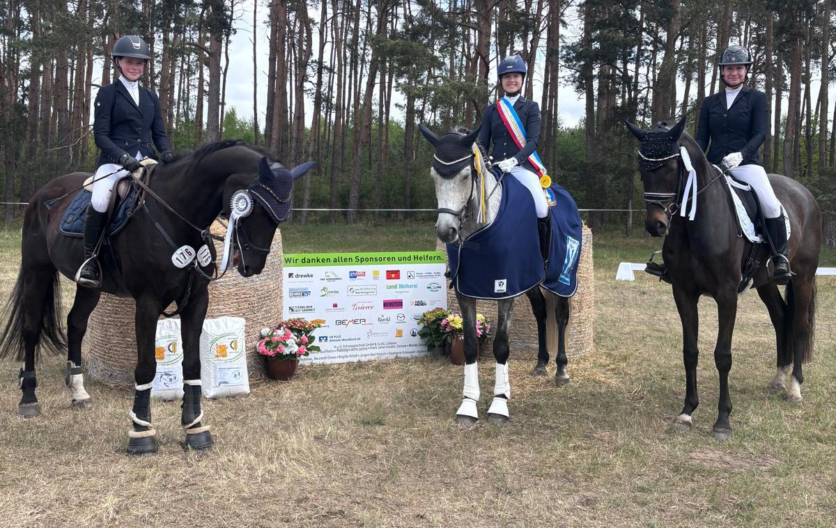 Die Medialengewinner der Leistungsklasse 5 v.l.: Antonia Kotthoff (SV Rotation Neu Kaliß), Ann Sophie Wißuwa (RFV Eldena), Lena Alice Dronia (PSC Heidekrug). © Verein