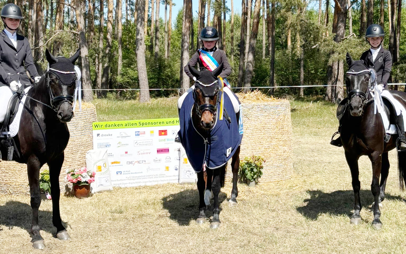 Die drei Medaillengewinner vom RFV Eldena der Leistungsklasse 6 v.l.: Leonie Scheer (3.), Lilli Kahlo (1.) und Elisa Schröter (2.). © Verein