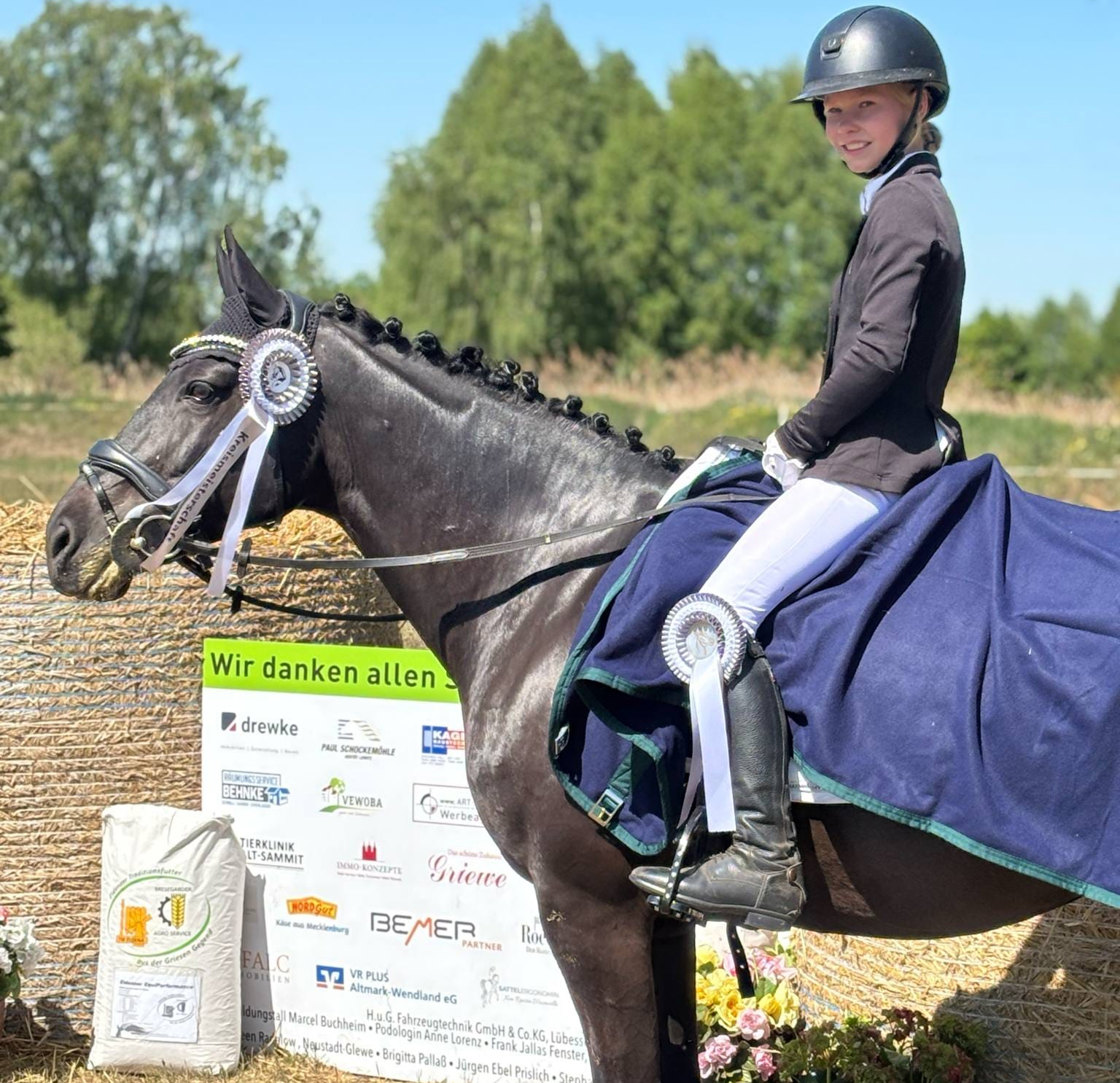 Die 10-jährige Elisa Schröter vom RFV Eldena freute sich über den 2. Platz im Dressurwettbewerb und in der Kreismeisterschaft mit Pony Luma, mit dem ihre 16-jährige Schwester Isabella schon erfolgreich war. © Verein
