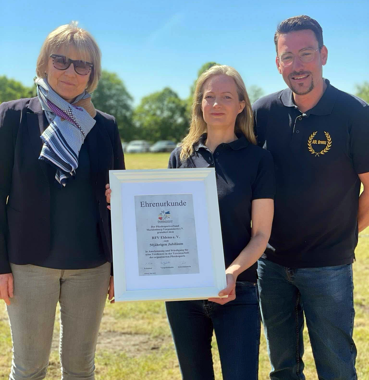 Der RFV Eldena feierte beim diesjährigen Turnier sein 50-jähriges Bestehen. Dazu überreichte Tatjana Zahn, Mitglied der Landeskommission MV, Mandy Schur und Vereinsvorsitzendem Maik Gehrmann eine Urkunde des Landes-Pferdesportverbandes. © Verein