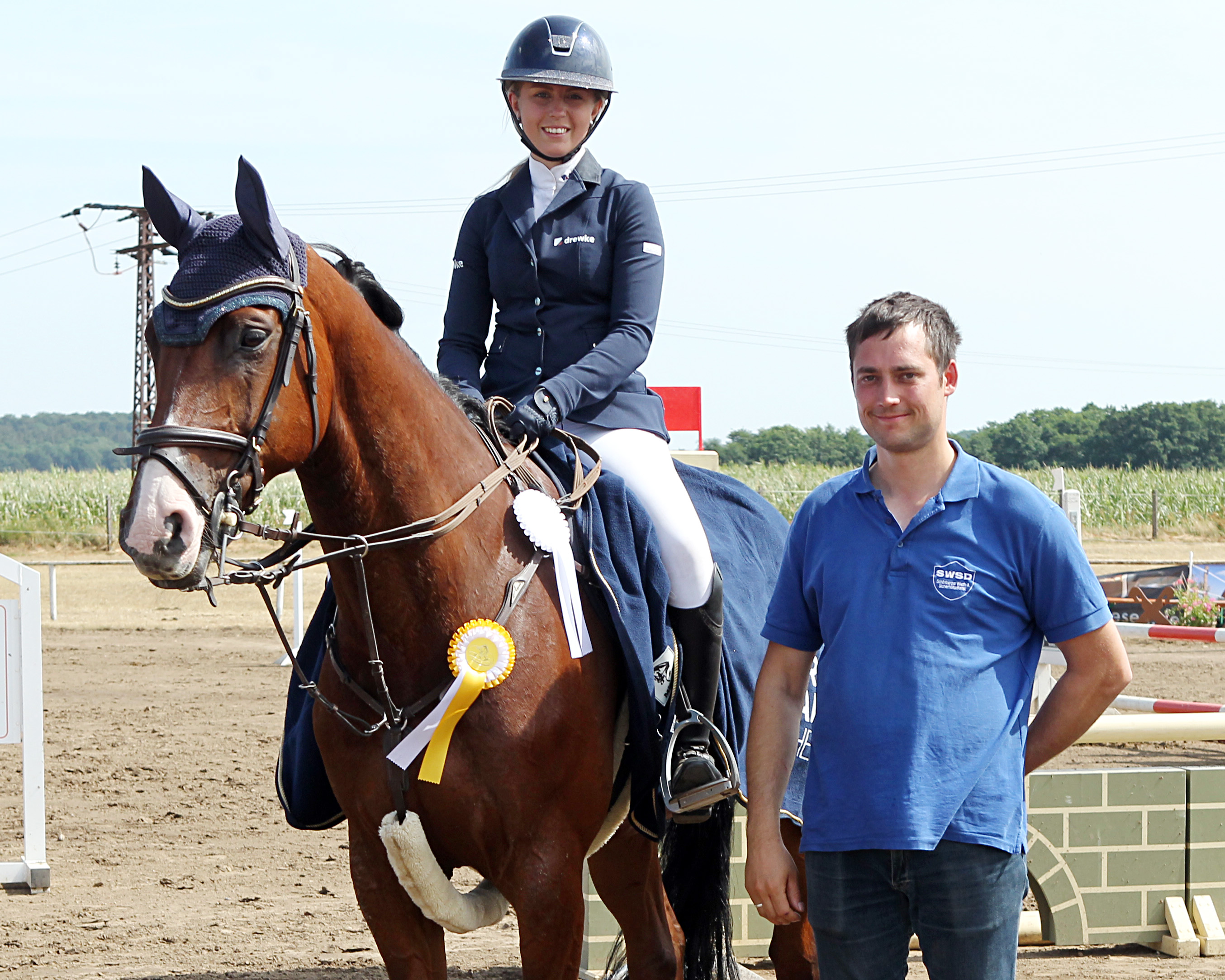 Im Corona-Jahr 2022 hat Landesmeisterin Christin Wascher (Redefin) mit ihrem Meisterschaftspferd Quincy den Großen Preis in Kirch Mummendorf gewonnen. Turnierleiter Christian Kowall hat gratuliert. © J. Wego