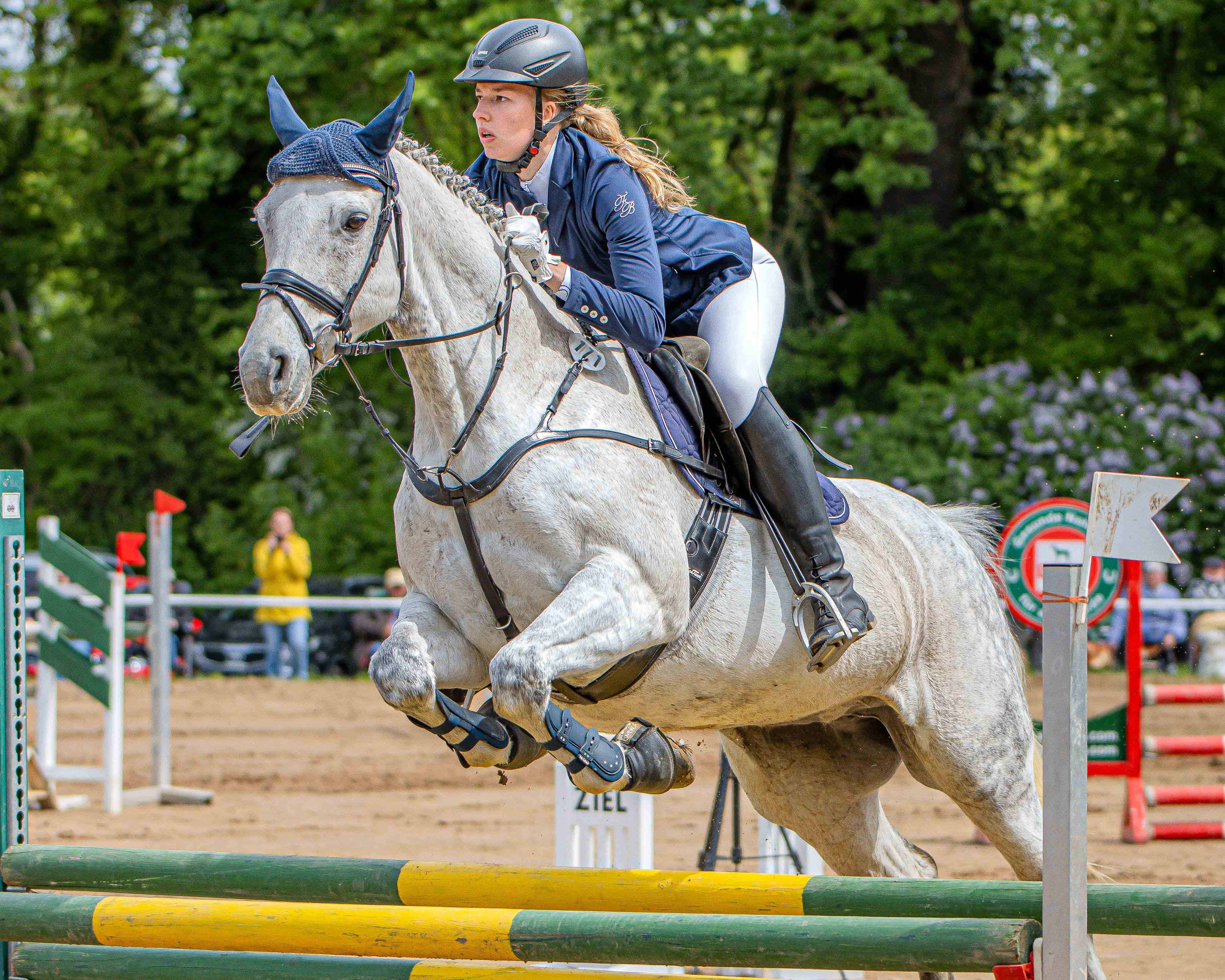 Zweifache A-Siegerin in Teschow wurde Pia-Luise Hohls (RFV Sommerstorf) mit der 12-jährigen Lotte, die Vater Volkmar Hohls gezogen hat. © Sophia Boge