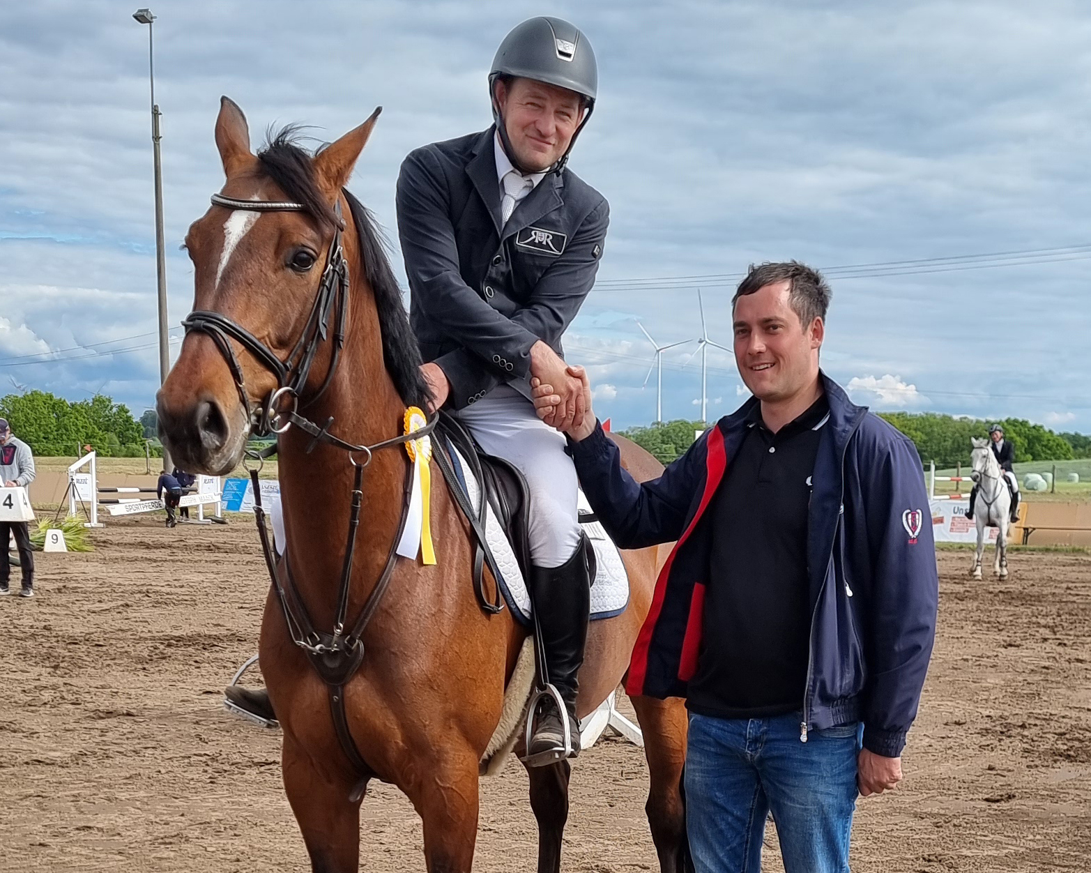 Richard Robinson (Steffenshagen) gewann mit Miss Killy ein M1*-Springen und wurde anschließend im Championat mit 36 Hundertstelsekunden Rückstand zur Siegerin Zweiter. Turnierleiter Christian Kowall gratuliert. © J.W.