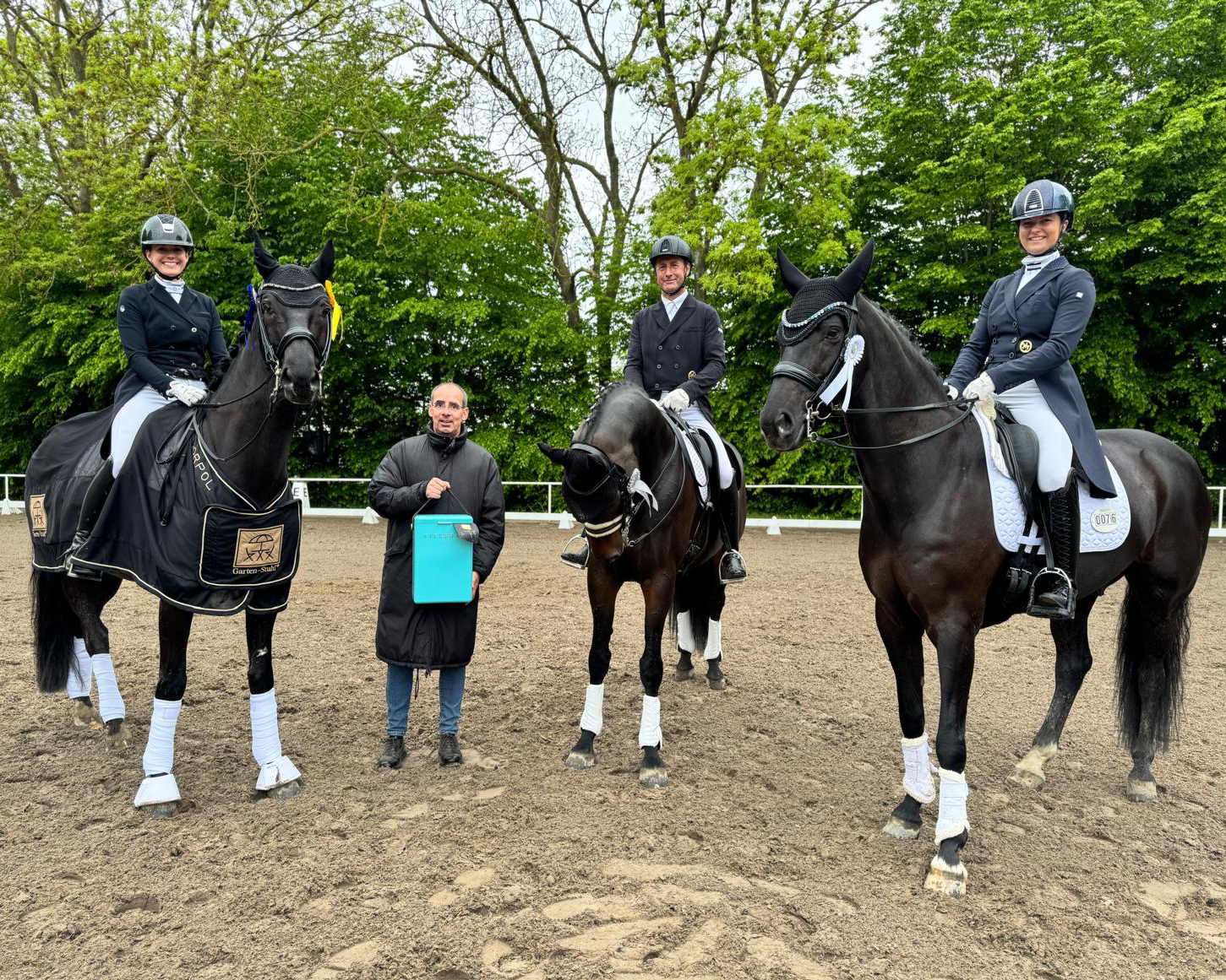 Siegerehrung in der S-Dressur Prix Sankt Georg: v.l. Alexandra Struzynski (Berlin), Carsten Nordmann vom Sponsor Equinista, Ronald Lüders (Güstrow) und Susanne Voß (TSR Güstrow). © K.W.
