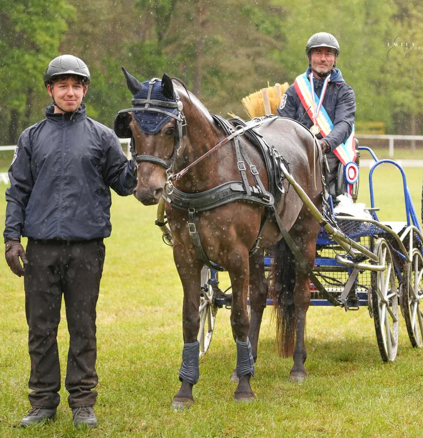Der 49-jährige Landesmeister im Einspännerfahren 2025, Christian Drews (Am Aubach Alt Meteln), mit Pony Noraya D und Sohn Jonas Drews als Beifahrer.
