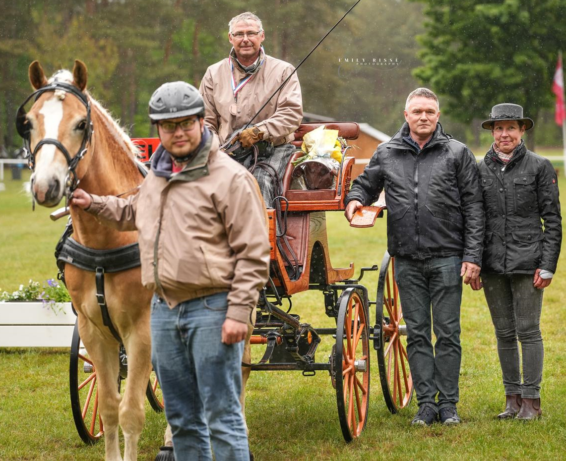 Daniel Fritz, der für den PSV Nieköhr fährt, gewann mit Haflinger Worldmann die Bronzemedaille, Turnierleiter Mario Hobom und Richterin Ivonne Fiering gratulieren.