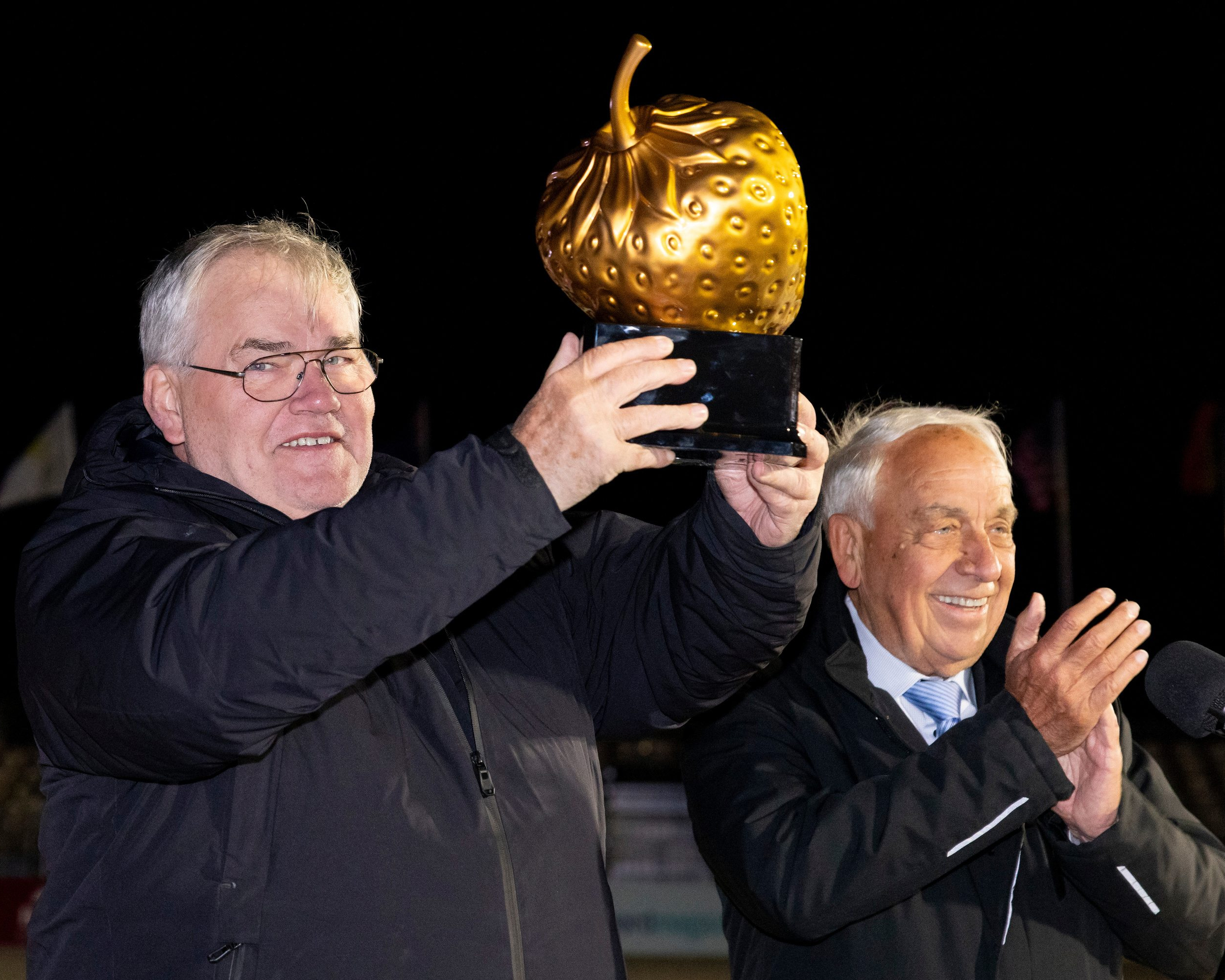 Unternehmer, Züchter und Gestütsgründer Albert Sprehe (l.) erhielt in diesem Jahr die Goldene Erdbeere aus den Händen von Enno Glantz. © reitsport-hellmann.de