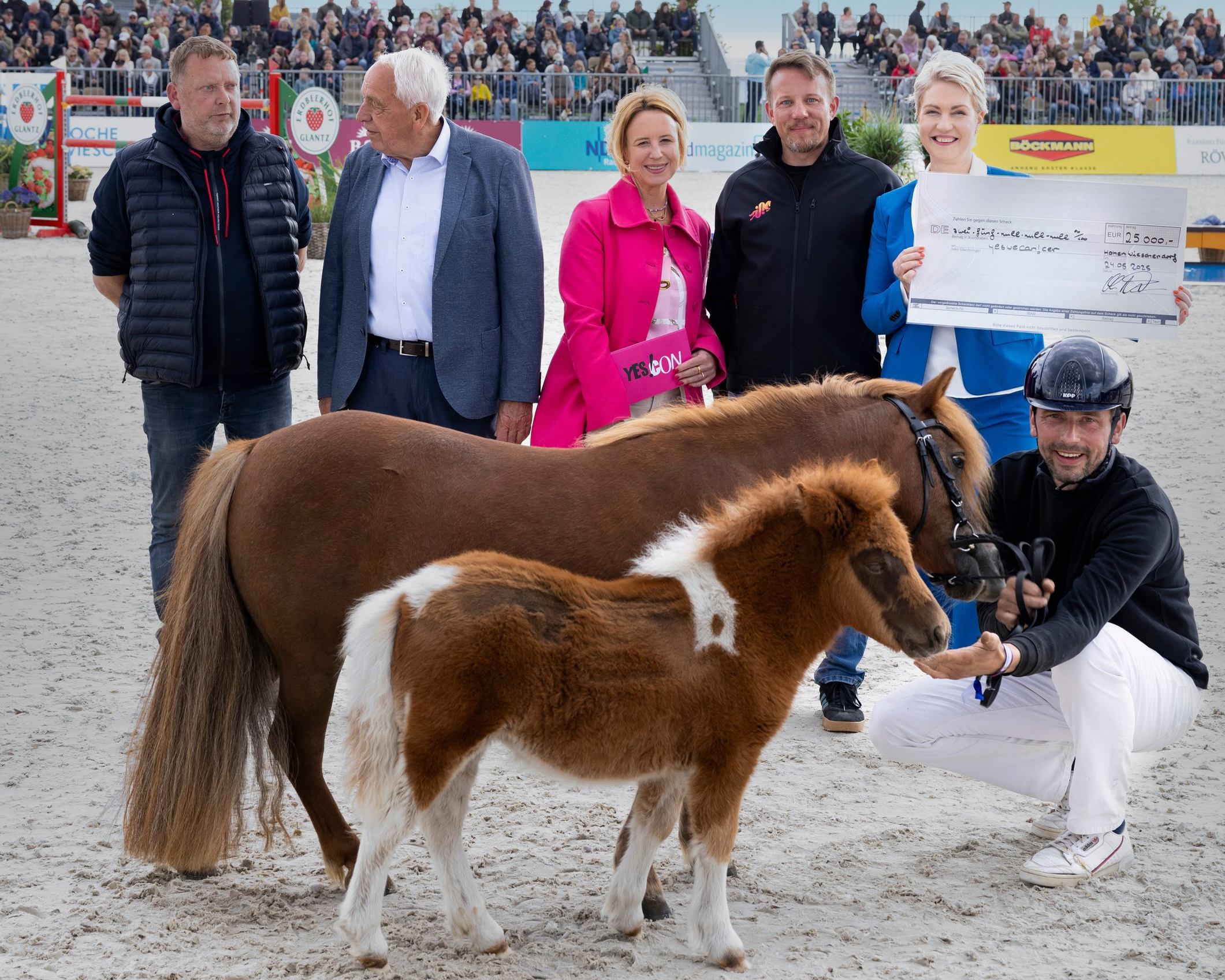 Scheckübergabe an die Ministerpräsidentin Manuela Schwesig über 25.000 Euro für yeswecan!cer. Links der Züchter Andreas Manski. © reitsport-hellmann.de