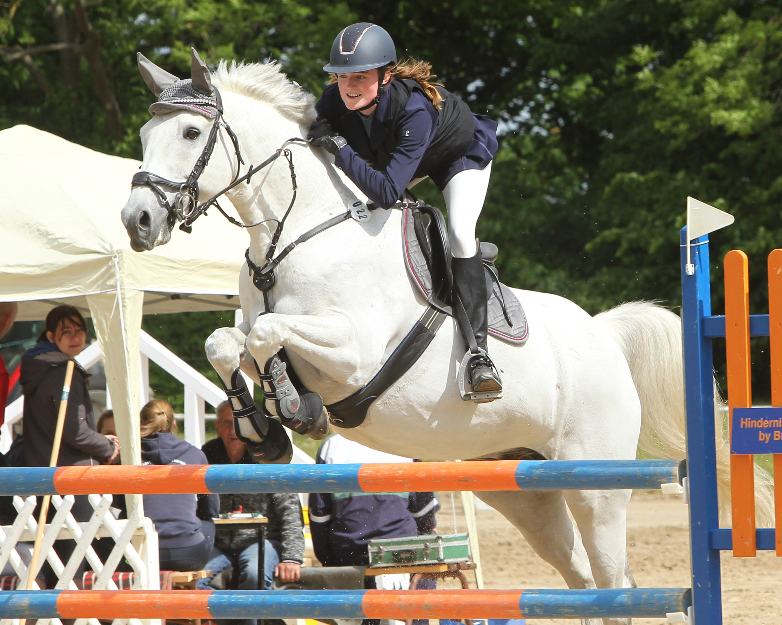 Siegerin des L-Zeitspringens wurde Janna Pierstorf aus Rühn auf dem 16-jährigen Kleinen deutschen Reitpferd Brisco. © J.Wego