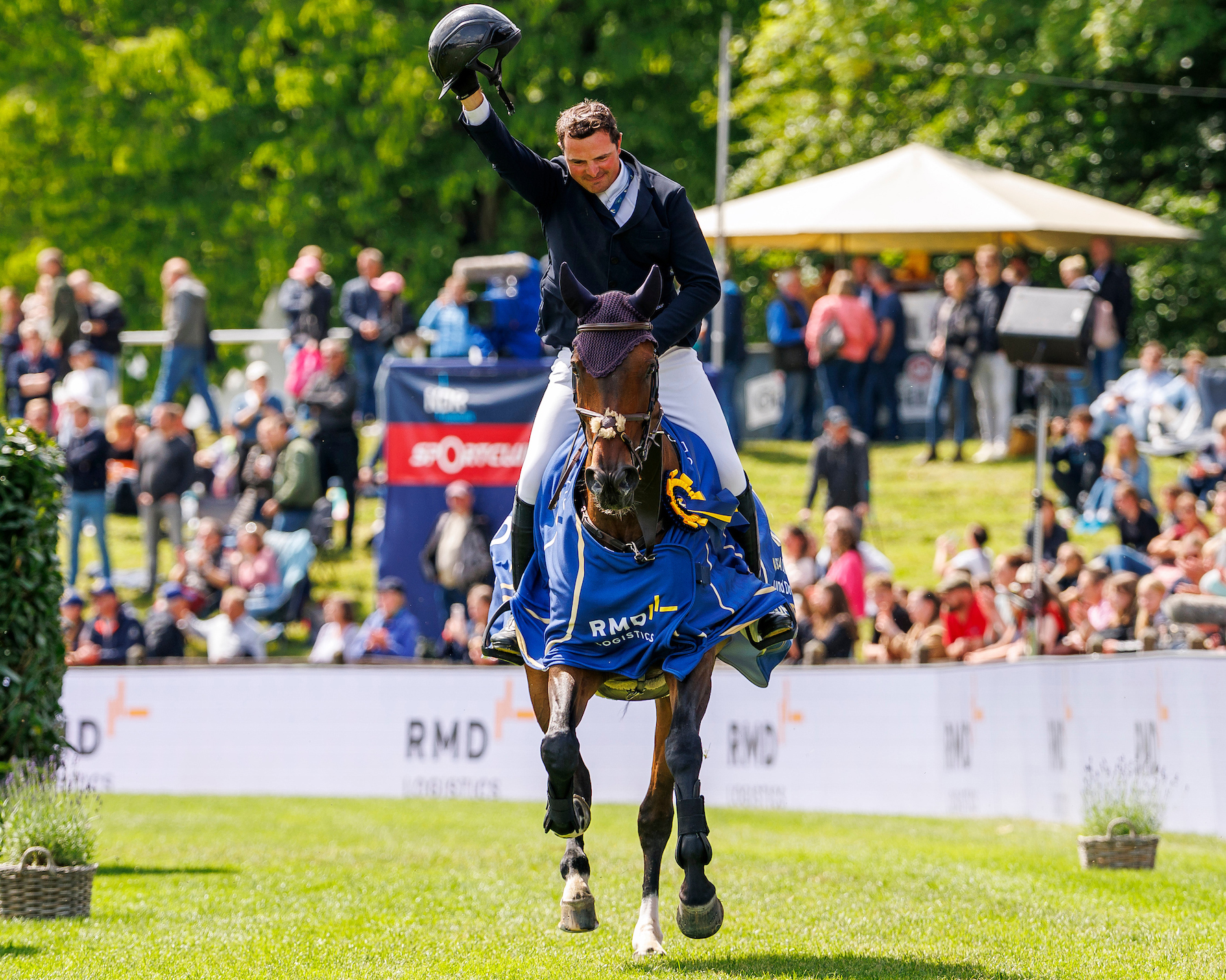 In der Vier-Sterne-Springprüfung am Himmelfahrtstag, dem Preis der RMD Logistic GmbH,siegte der Belgier Mike van Olst auf Come Elle Faut Odth Z. © sportfotos-lafrentz.de