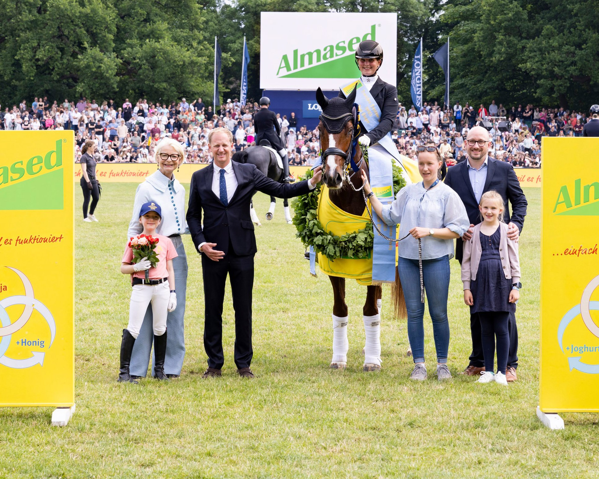 Große Siegerehrung im Almased 65. Deutschen Dressur-Derby. © reitsport-hellmann.de
