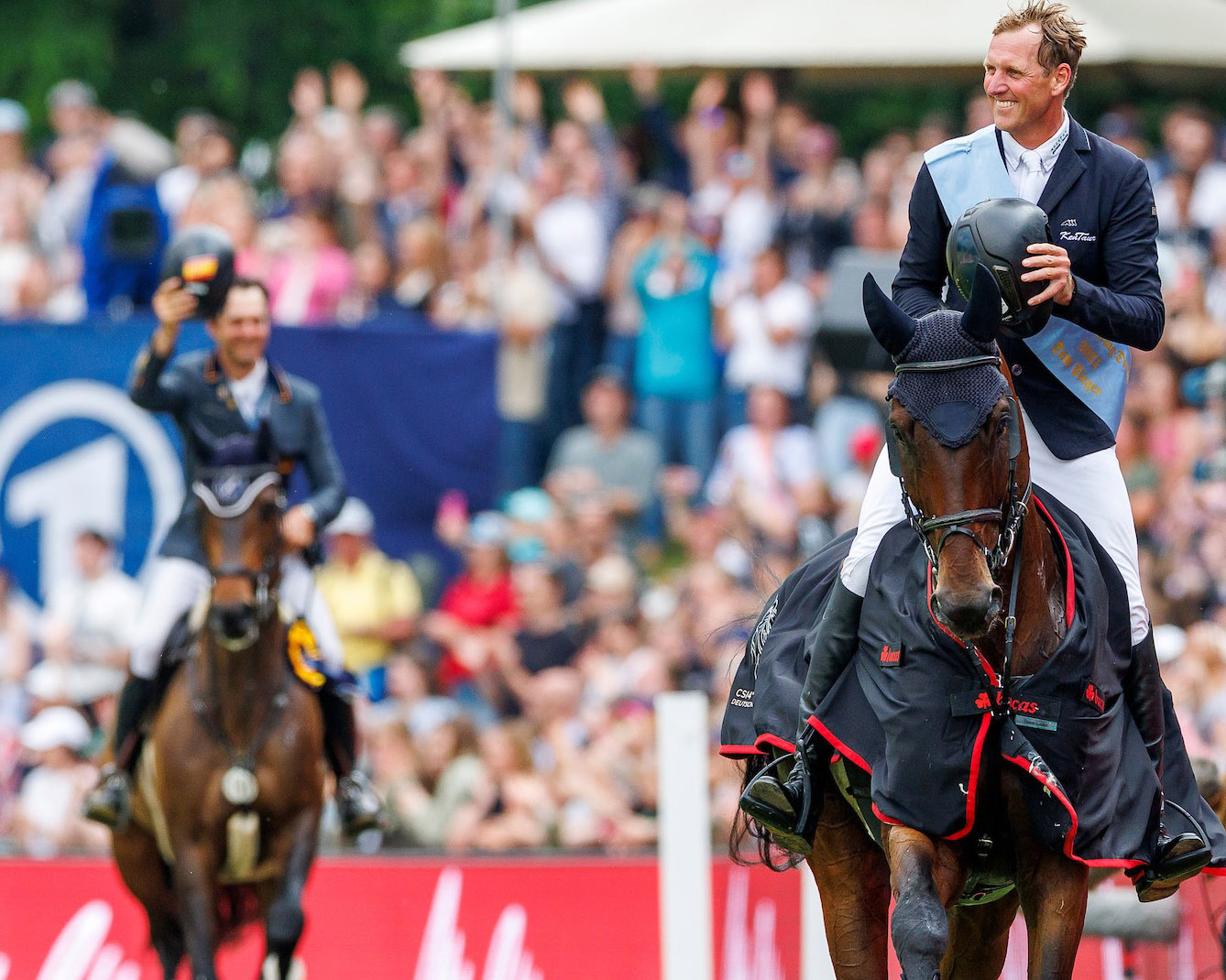 Ein strahlender Sieger grüßt mit Paule S auf der Ehrenrunde seine Fans. © sportfotos-lafrentz.de