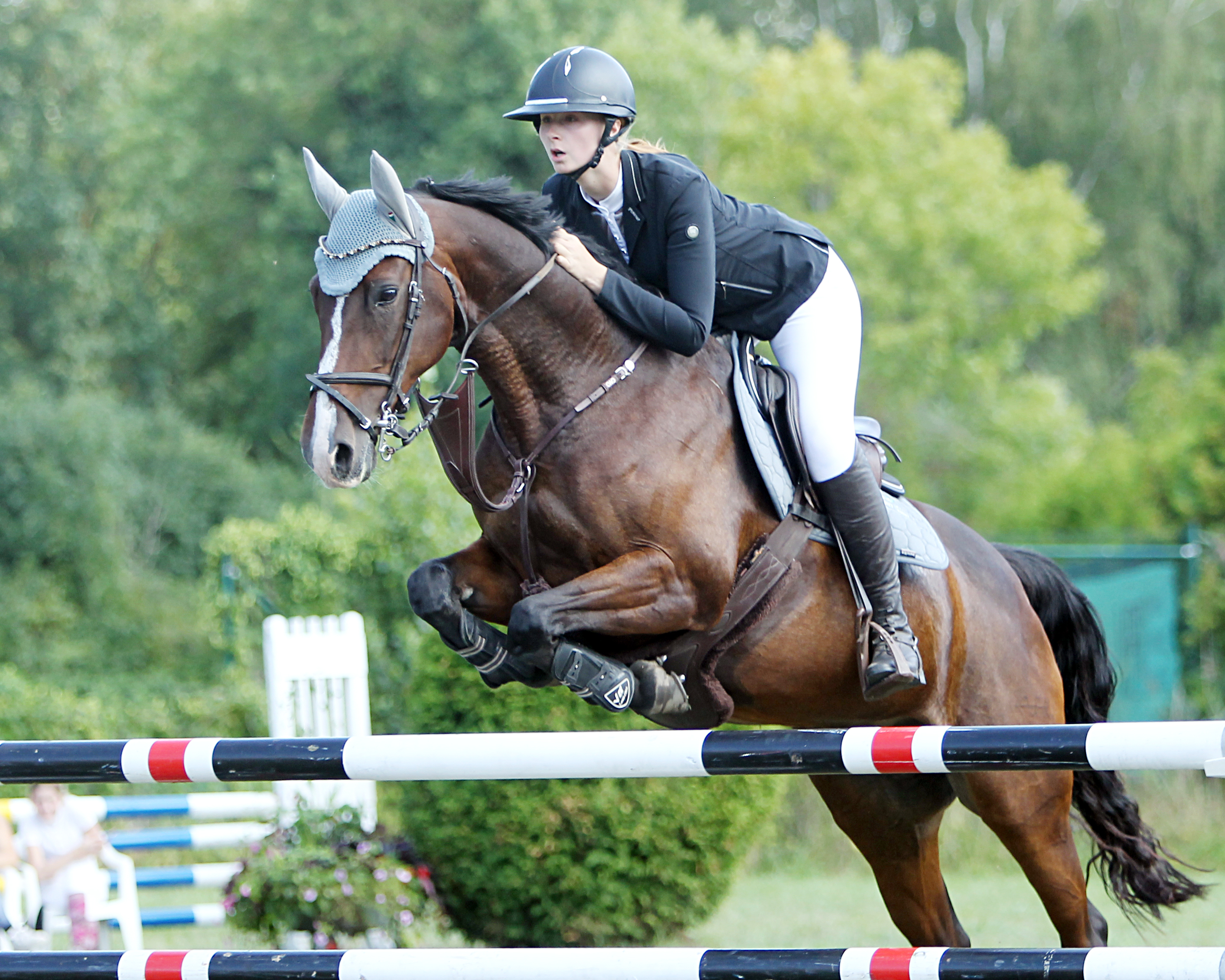 Das Championat am Samstag, ein M-Punktespringen, gewann Pia Marie Stark vom Gastgeber Groß Vielen auf der 15-jährigen Caluna. © J. Wego