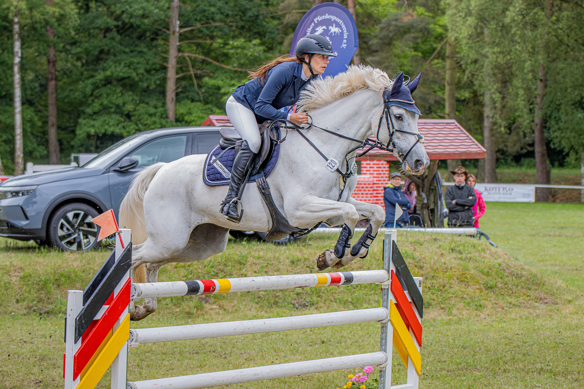 Lisa Rohde (Steinhagen) siegte mit der Come and Fly-Tochter Come on Girl im Zwei-Sterne M-Springen. © Sophia Boge