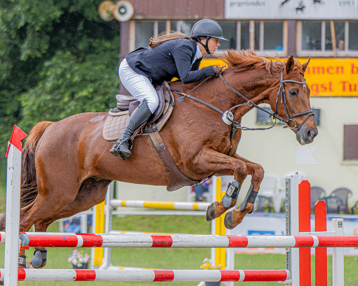 Der 21-jährige Adelino M ist fit wie in jungen Jahren und gewann mit Luise Jürgens (Polzow) ein L-Punktespringen. © Sophia Boge