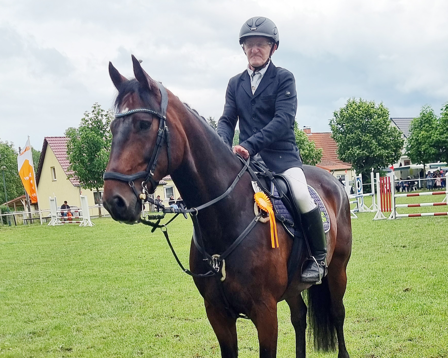 Mit 69 Jahren einer der ältesten Turnierteilnehmer in Elmenhorst war Walter Roos (Wöpkendorf), der mit Carney ein A-Springen gewann. © J. Wego