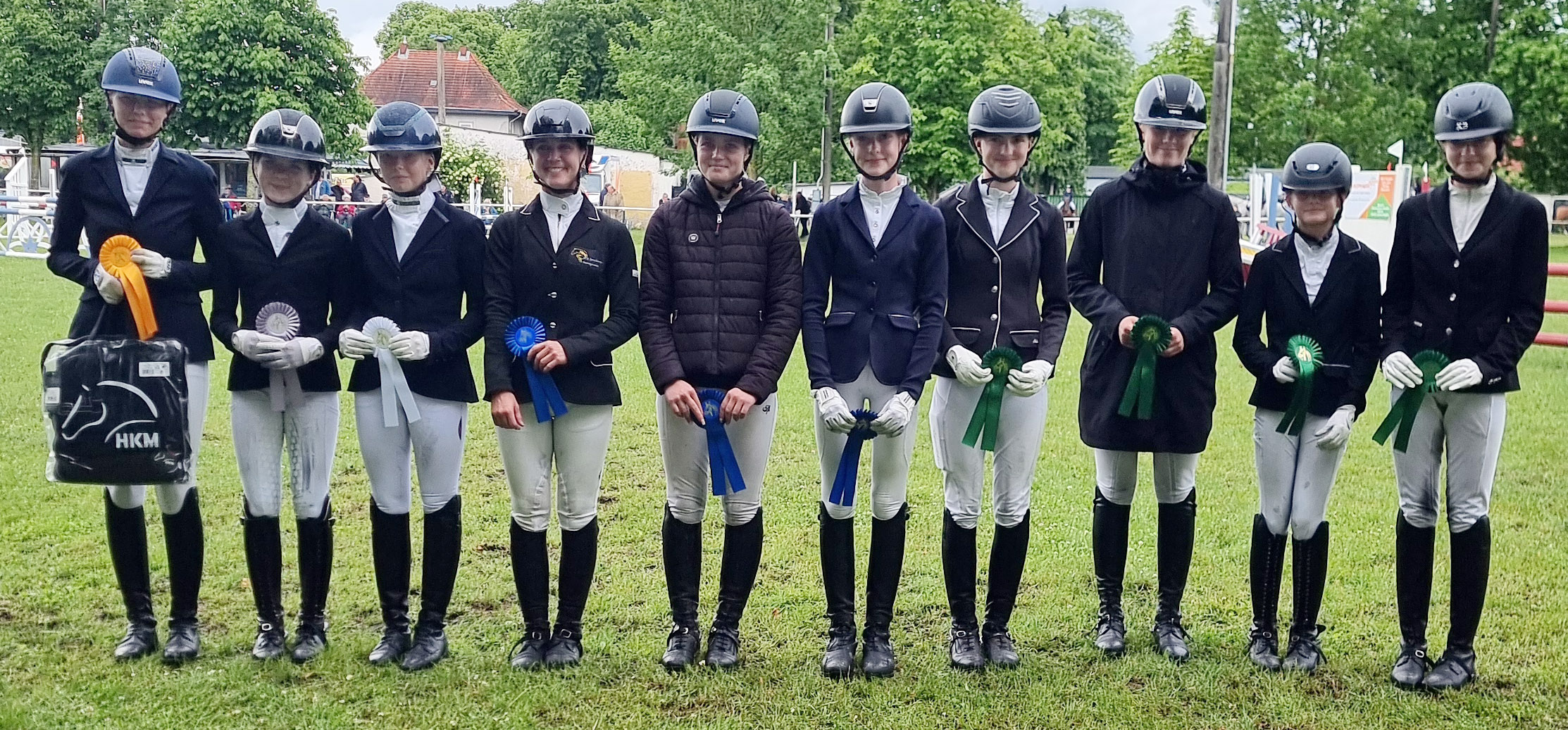 Die Platzierten der A-Dressur A5: v.l. Stella Baranowski (Wöpkendorf), Carlotta Plambeck (Poseritz), Emily Bienk (Wöpkendorf), Anna Mathilde Hagge (Vietgest), Romy Bischoff (Wendorf), Anna Häger (Usedom), Sandy Morgenstern (Stralsund), Maja Lina Rohlfing (Wöpkendorf), Johanna Streusloff (Schwinkendorf), Josephine Schochow (Sana-Rügen), Mia Keßler (Dersekow). © J. Wego