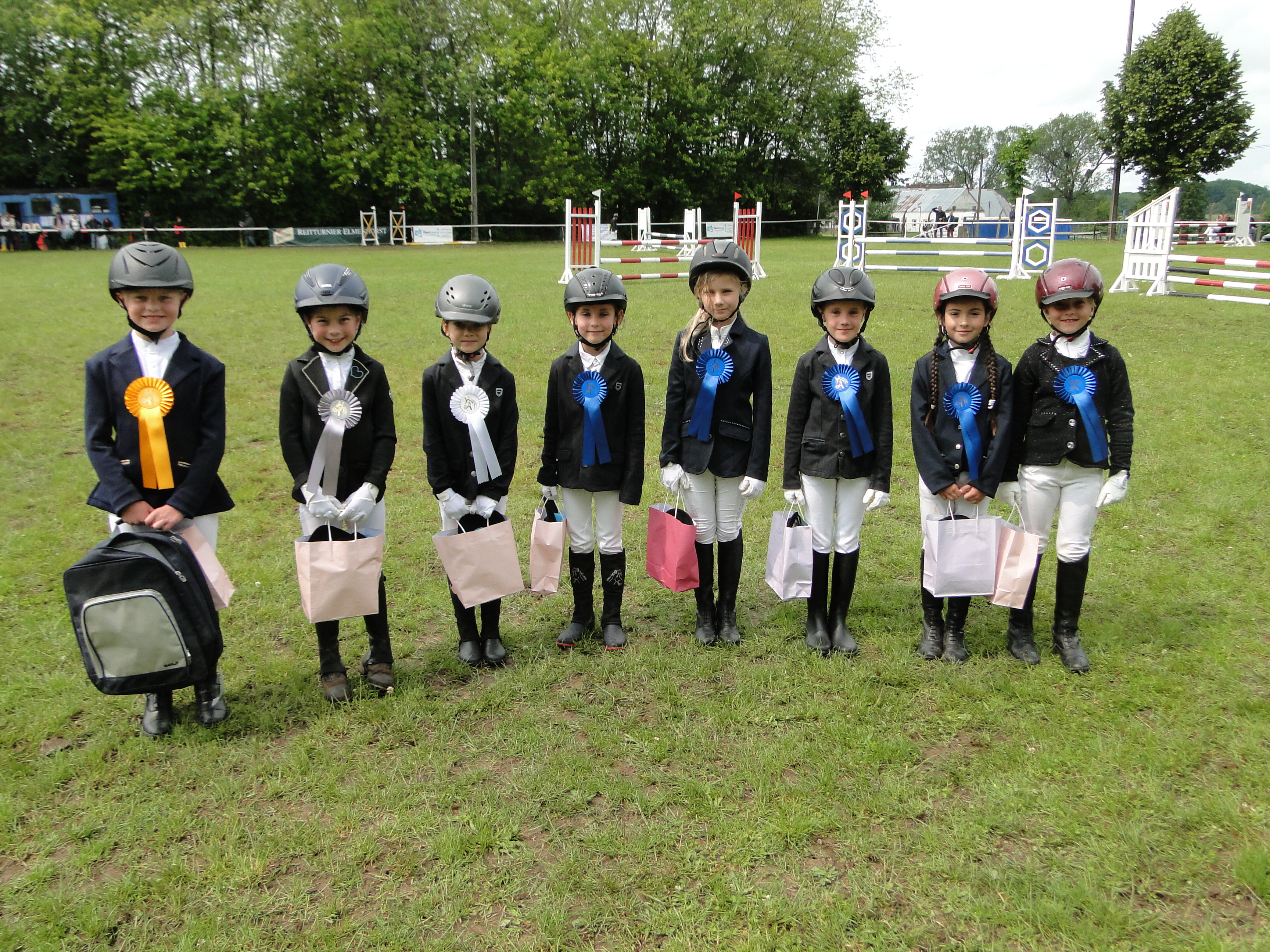 Strahlende Kinderaugen bei der Siegerehrung im Führzügelwettbewerb, beim dem Es Preis von Walter Scholz gab. V.l. Nele Erhardt, Nele Wilde, Svea Waldorf, Liza Lübke, Pia Niemann, Friederike Derer, Valentina Myszka und Mayli Krüger. © W. Scholz