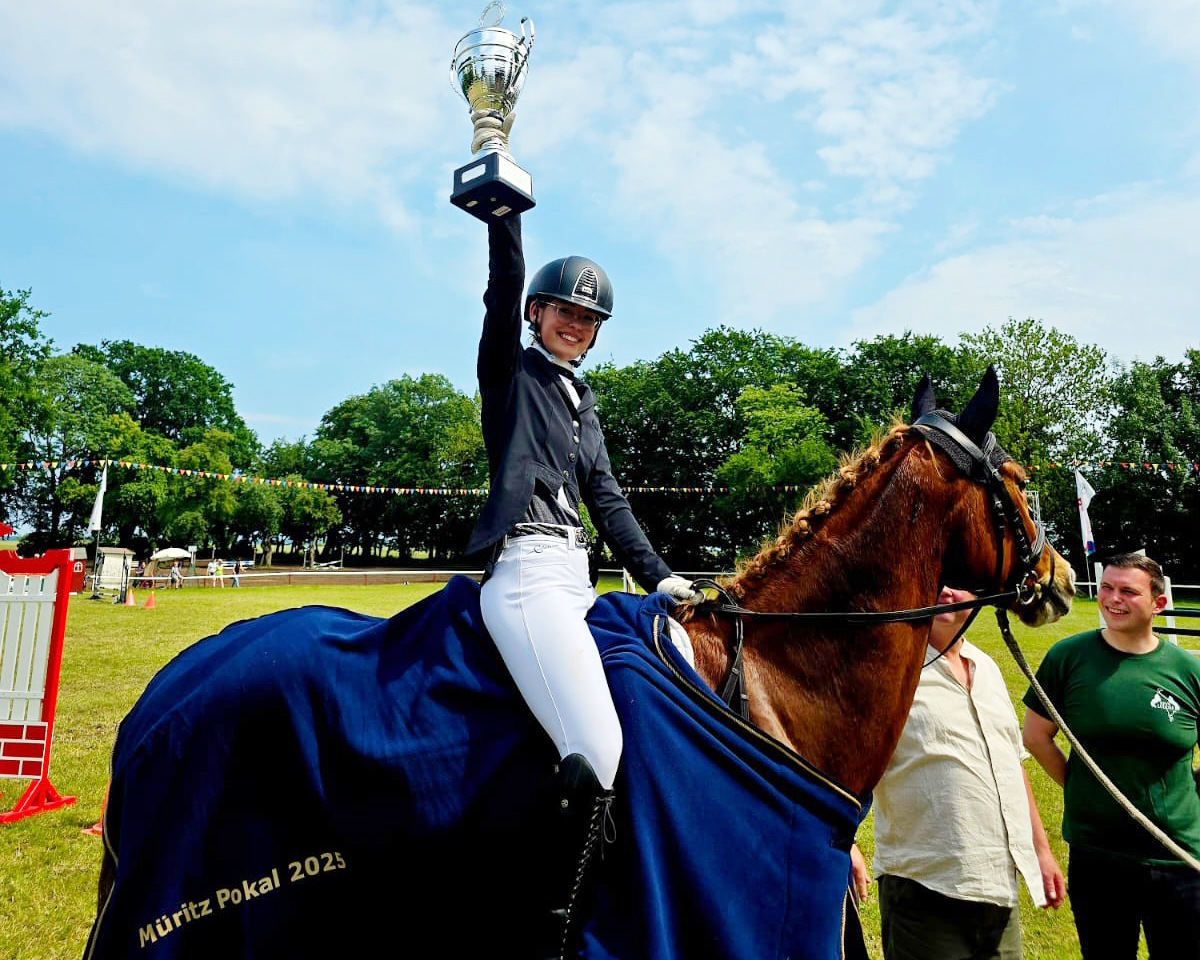 Große Freude bei der 22-jährigen Ayleen Granzow vom RFV Malchow über den Gewinn des Müritz-Pokals für den die beiden L-Dressuren gewertet wurden. © privat