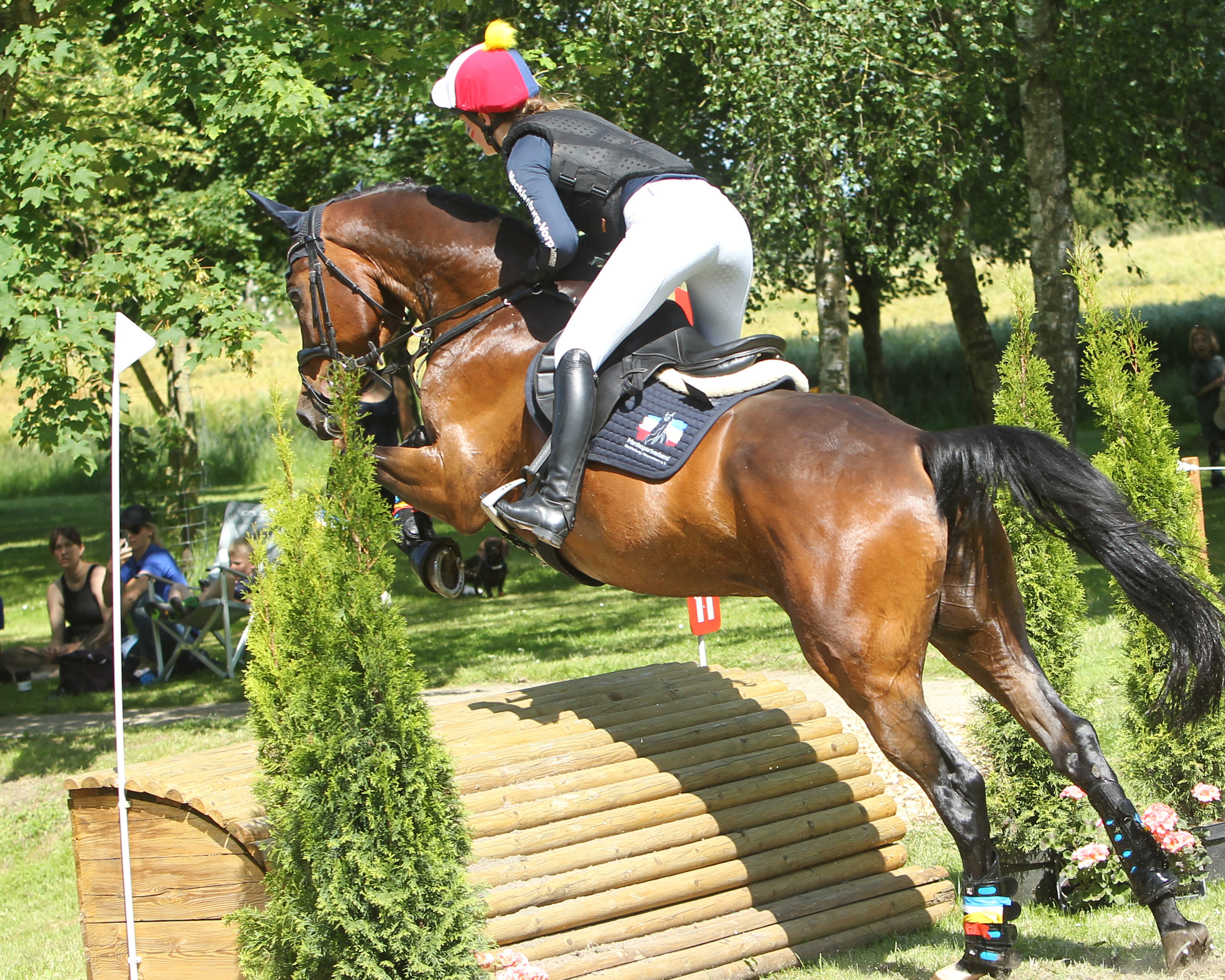 Mit tollen Einzelergebnissen und dem 2. Platz im Stilspringen (8,8) ging der 3. Platz in der 1. Abteilung an Ira Rathsack vom Parkentiner RV „Am Hütter Wohld“, die mit dem 23-jährigen Wellenstein das älteste Pferd des Turniers ritt. © J. Wego