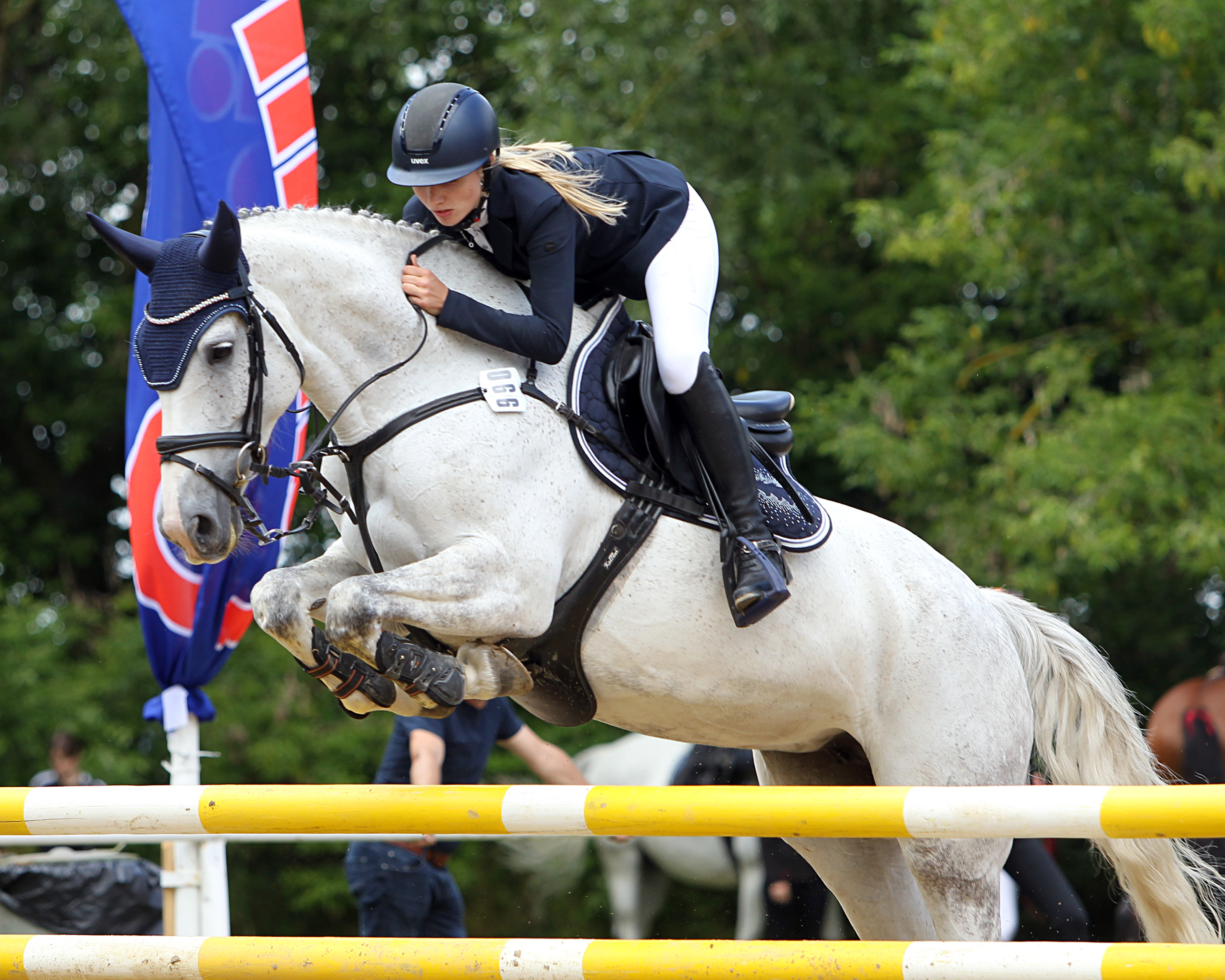 Annalena Elias gehört zu den sportlichen Leistungsträgerinnen des RC Reez und hofft mit ihrer Schimmelstute Cascara auf heimischem Platz erfolgreich ins Geschehen eingreifen zu können. © J. Wego