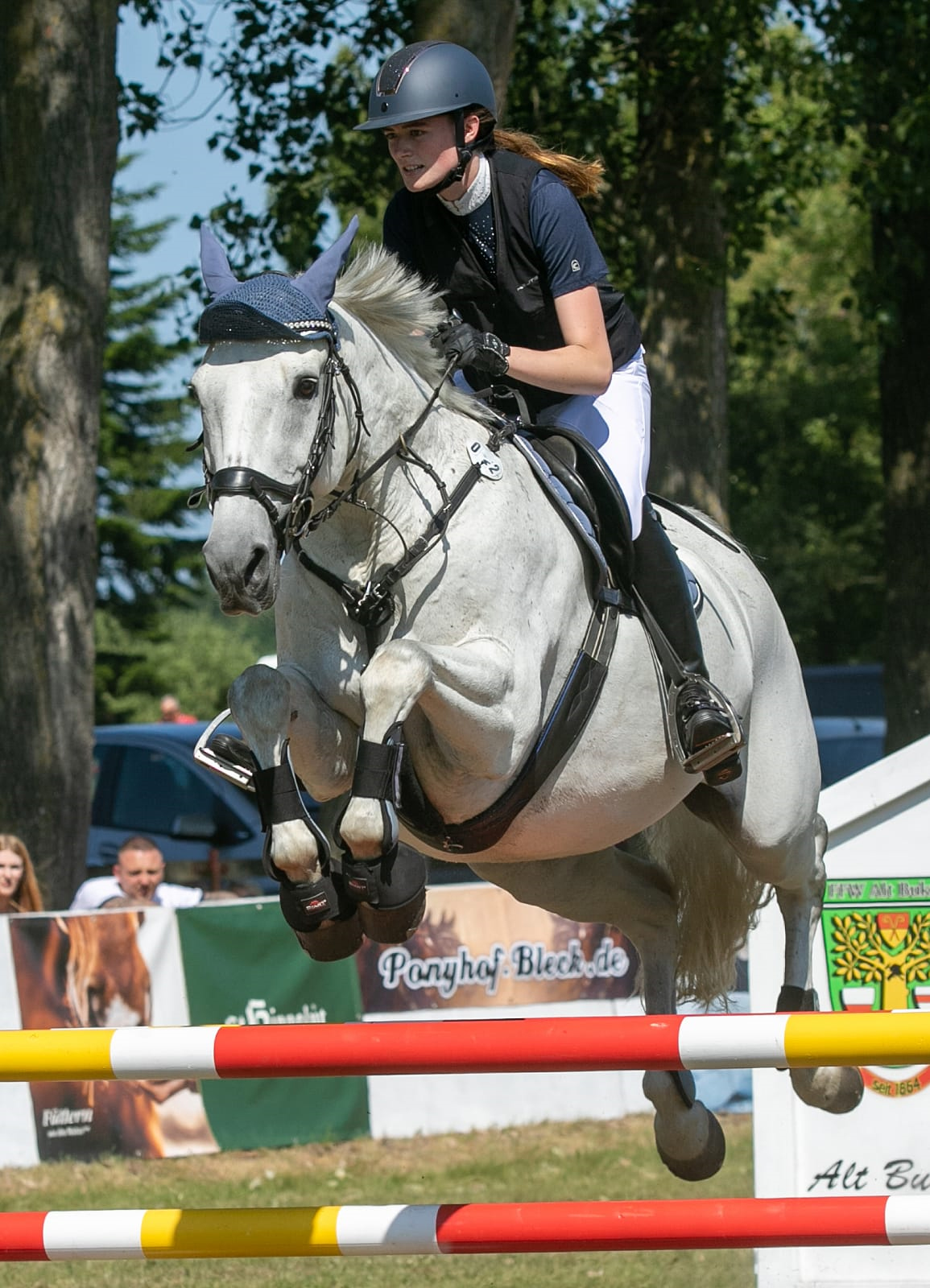 Im L-Springen mit steigenden Anforderungen gab es einen überlegenen Sieg von Janna Pierstorff aus Rühn mit dem 16-jährigen Kleinen Deutschen Reitpferd Brisco. © KaLo