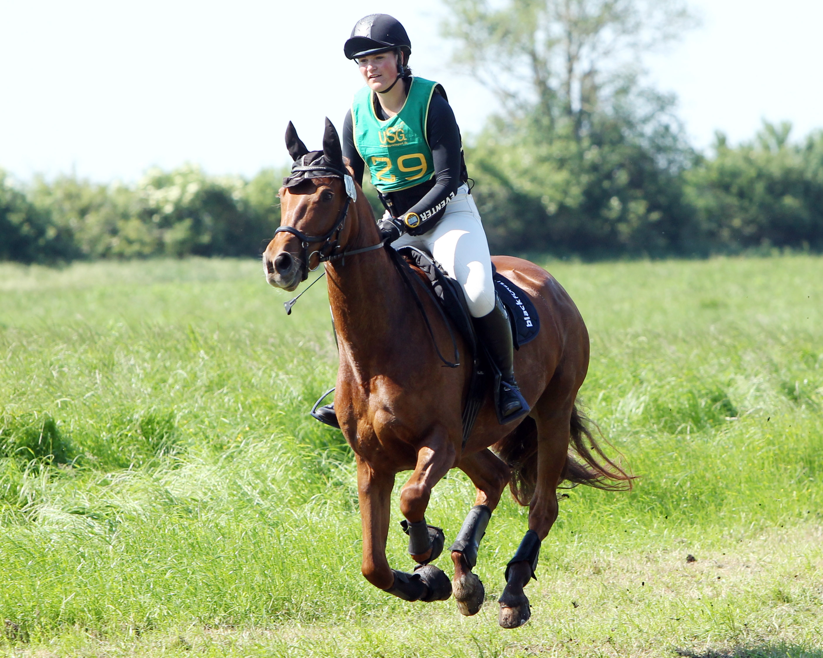Emelie Bürenheide (RV Güstrow) ist mit der 8-jährigen Casskeni II-Stute Dassedy nicht nur im Gelände erfolgreich. In Alt Bukow gewann das Paar die Dressurreiterprüfung mit Wertnote 8,2. © J. Wego