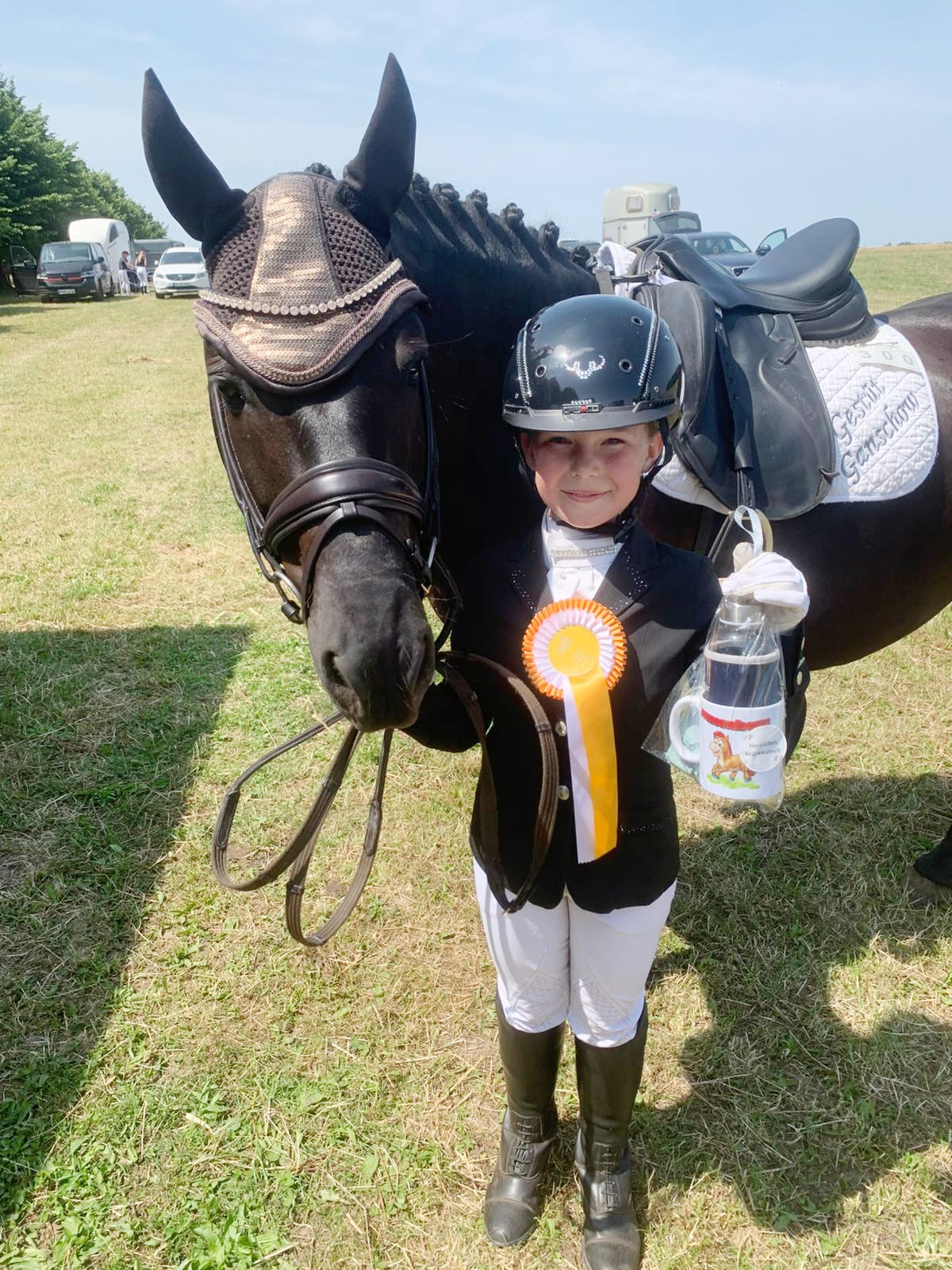 Große Freude bei Kate, der Tochter von Dressurreiterin Libuse Mencke aus Ganschow über den 2. Platz im Dressurreiter- und dem Sieg im Reiterwettbewerb. © privat